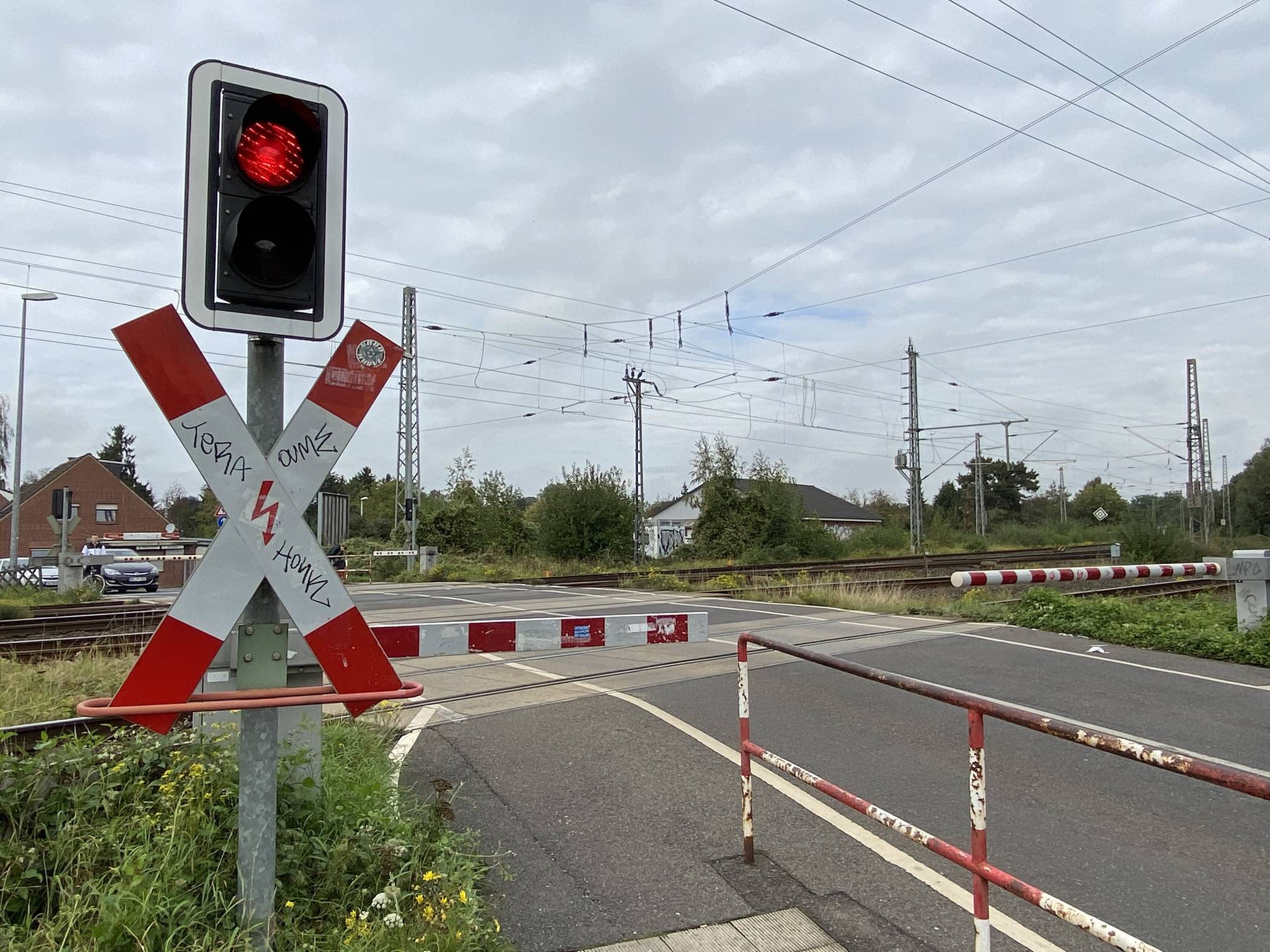  Damit die S-Bahn in Grevenbroich Realität werden kann, müssen 15 Bahnübergänge umgebaut werden. Große wie der mitten in Kapellen. Und kleinere wie hier an der Blumenstraße. 