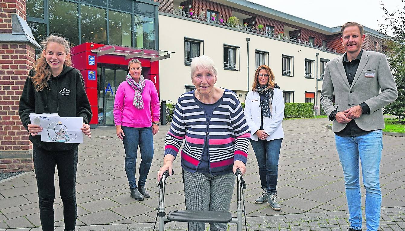 Die Schülerin Vivienne Heister (links) sendet jede Woche einen Brief an die 81-jährige Siegrid Dürselen Mitte). Das Engagement freut auch Nadja Pienkowski (rchts), Dirk Jansen und Simone Lüderitz. <![CDATA[]]>