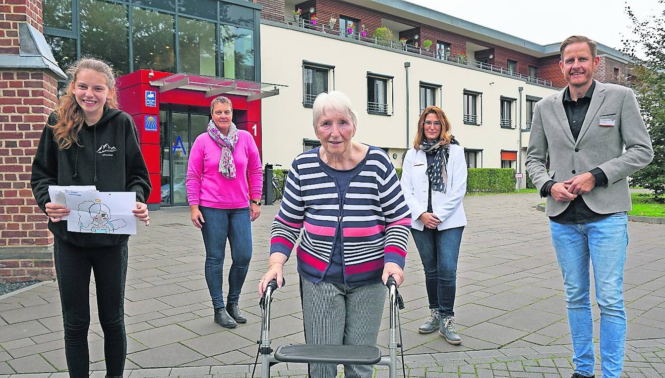  Die Schülerin Vivienne Heister (links) sendet jede Woche einen Brief an die 81-jährige Siegrid Dürselen Mitte). Das Engagement freut auch Nadja Pienkowski (rchts), Dirk Jansen und Simone Lüderitz.  