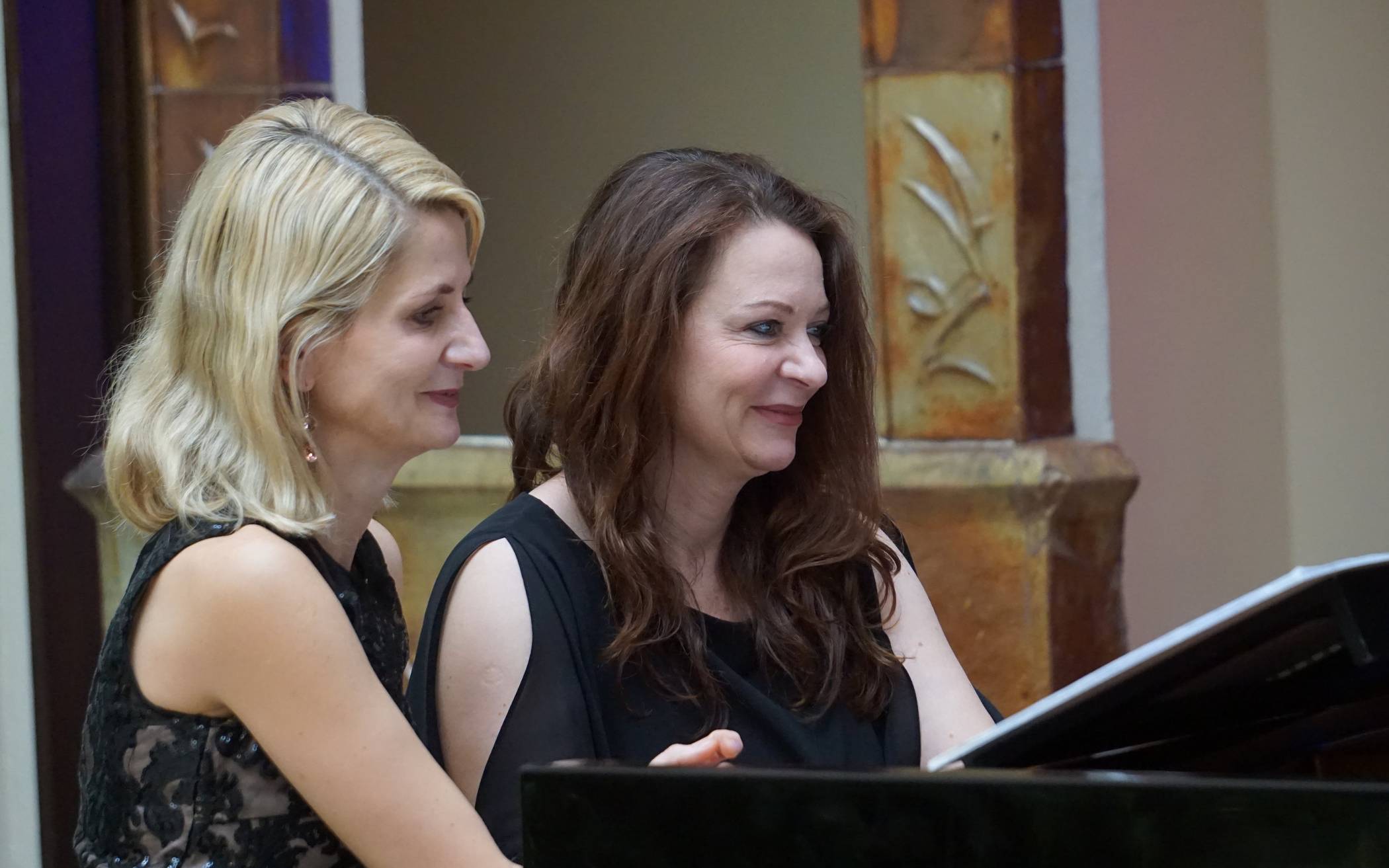  Ines uns Anna Walachowski überraschten mit einer rasanten Klavierversion des berühmten Bolero von Ravel. 