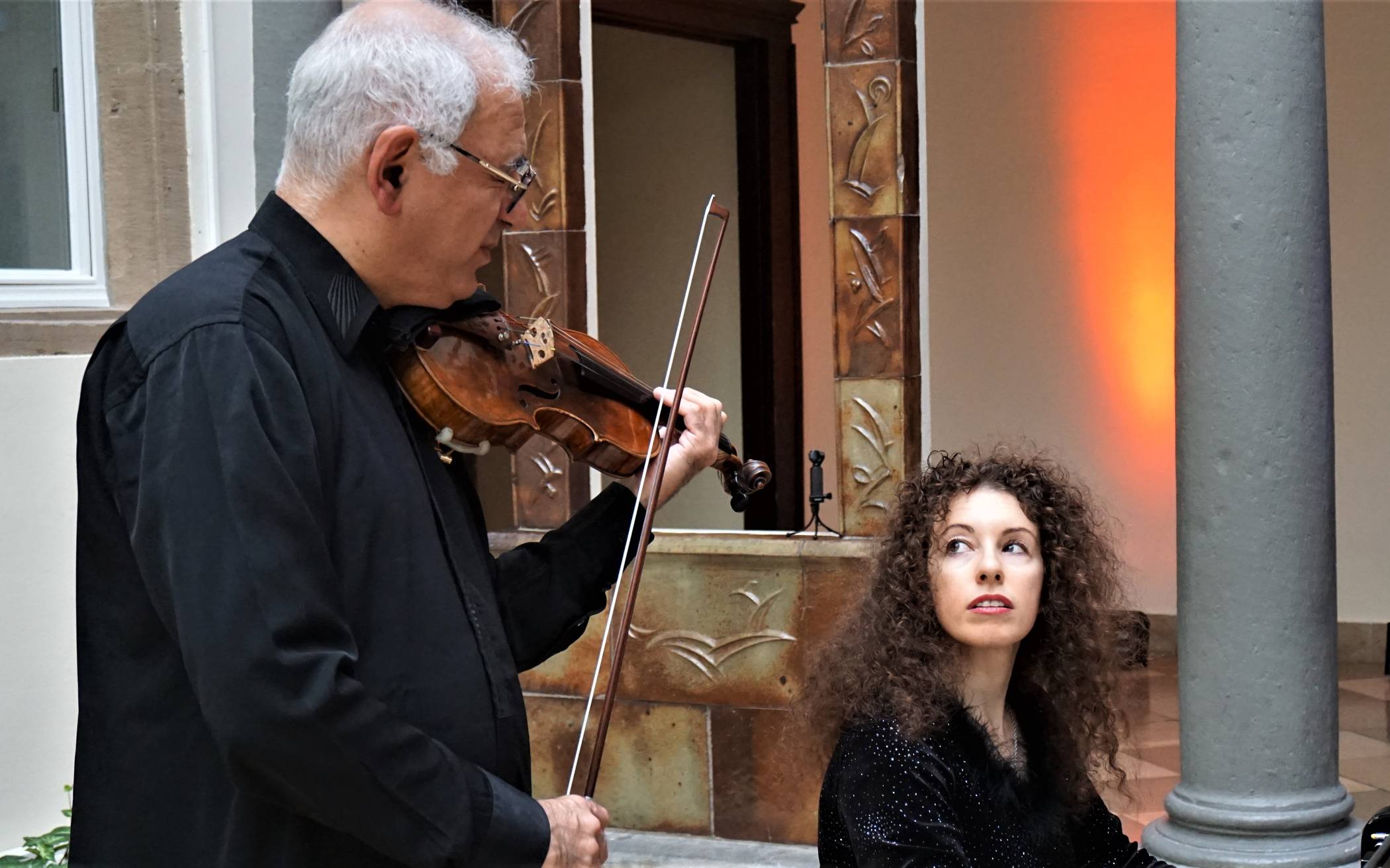  Die Pianistin Anna Tyshaewa mit dem aus Frankreich angereisten Professor Michael Gerhwin spielten Beethovens Sonate für Violine und Klavier Nr.1 in D-Dur. 