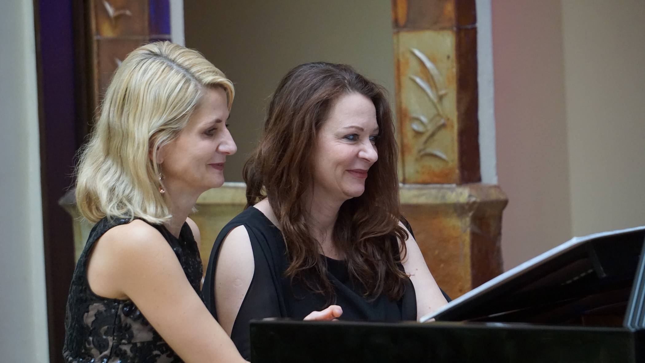  Ines uns Anna Walachowski überraschten mit einer rasanten Klavierversion des berühmten Bolero von Ravel. 