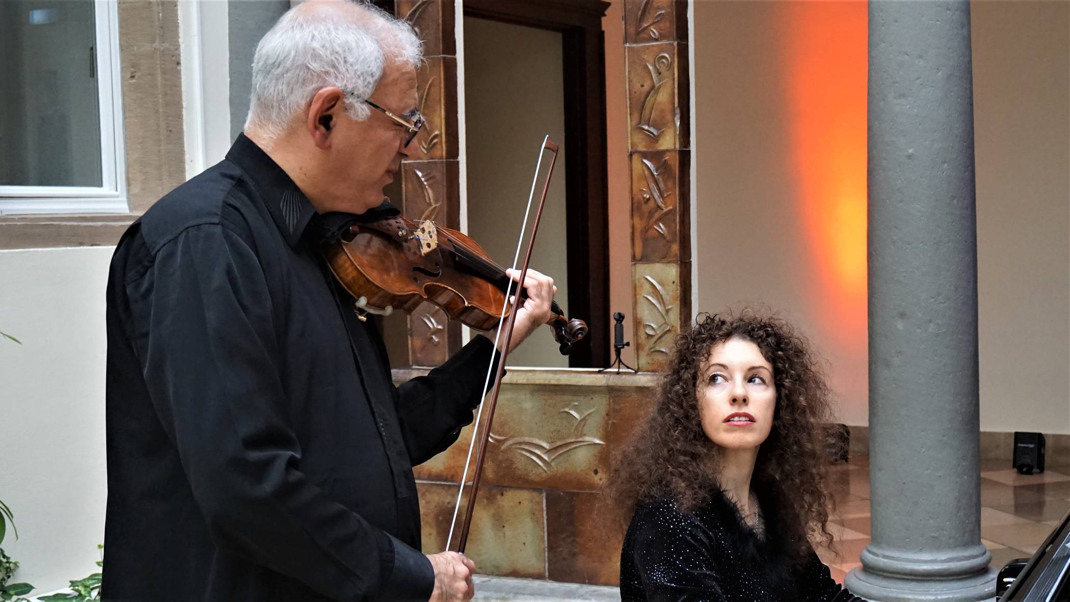  Die Pianistin Anna Tyshaewa mit dem aus Frankreich angereisten Professor Michael Gerhwin spielten Beethovens Sonate für Violine und Klavier Nr.1 in D-Dur. 
