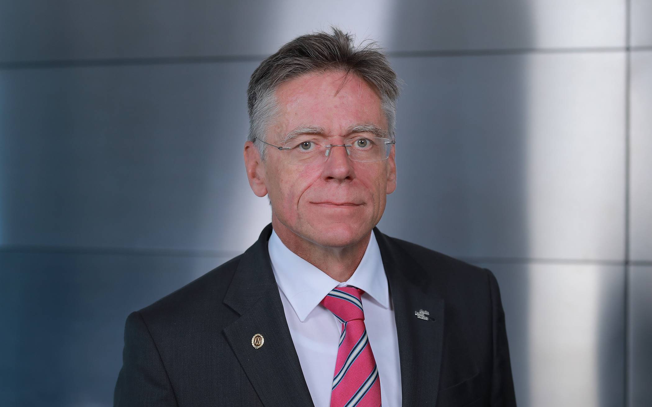   Landrat Hans-Jürgen Petrauschke appelliert an die Bürgerinnen und Bürger, alle Corona-Schutzmaßnahmen gemeinsam und in Solidarität zu unterstützen.  