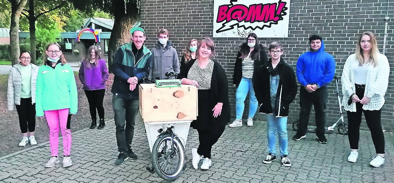  Tolle Truppe: Die Jugendlichen erarbeiteten gemeinsam mit Autor Tobias Steinfeld und Cerise Beermann ihre Gedanken zum Thema „Land in Sicht“.  