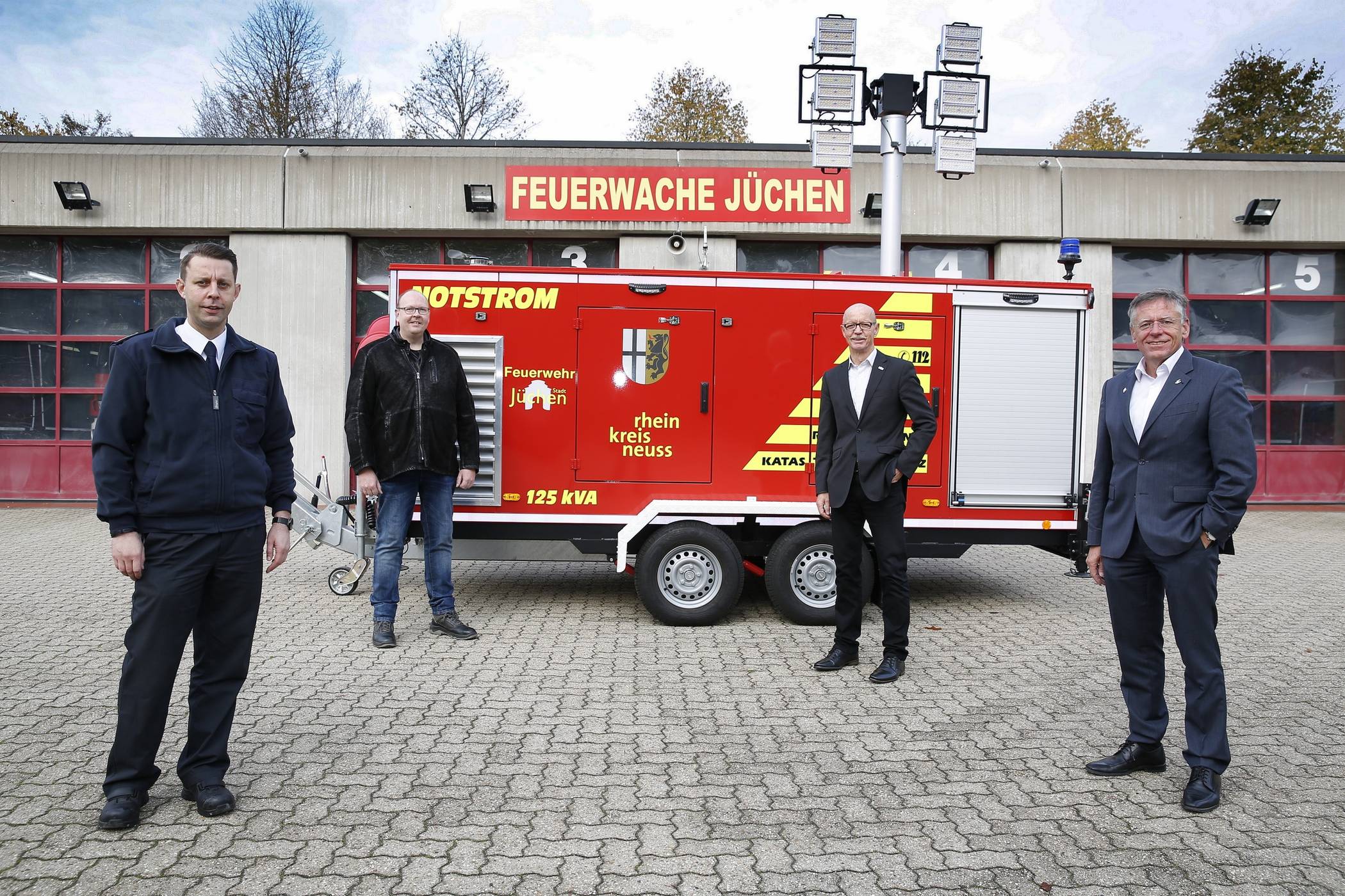  Notstromaggregat für die Feuerwehr in Jüchen in Betrieb genommen (von links): Heinz-Dieter Abels, Marcus Mertens, Harald Zillikens und Landrat Hans-Jürgen Petrauschke. 