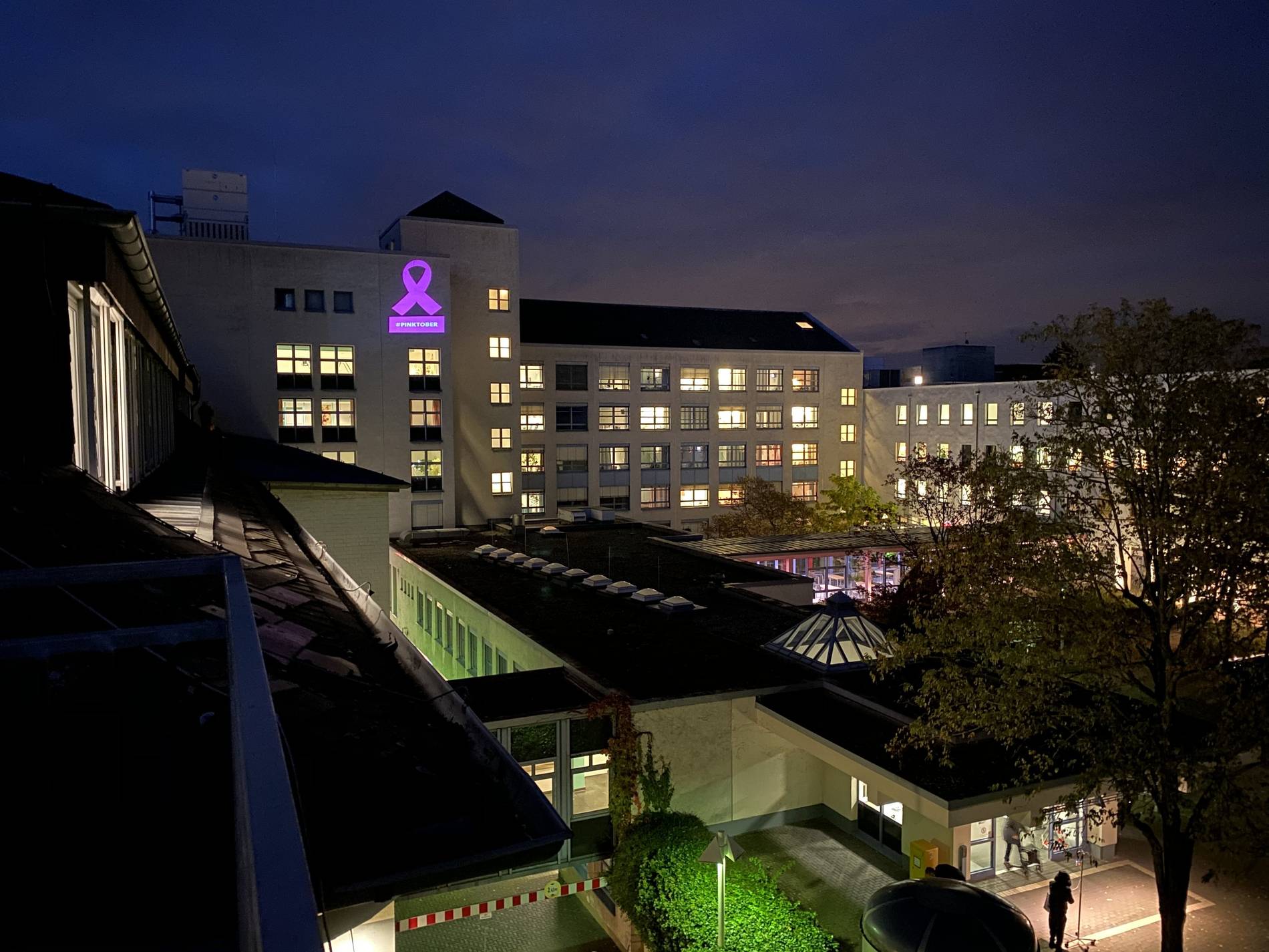 Grevenbroich: Pinktober-Schleife erstrahlt auf Krankenhaus-Fassade