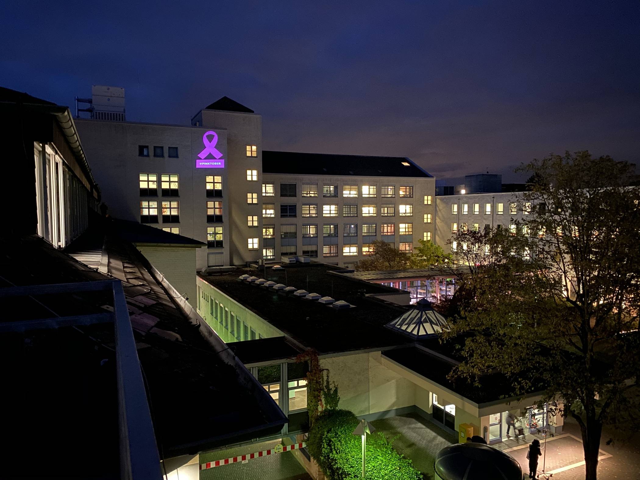  Die Lichtinstallation an der Fassade des Elisabethkrankenhauses zum Pinktober ist ein echter Hingucker. 