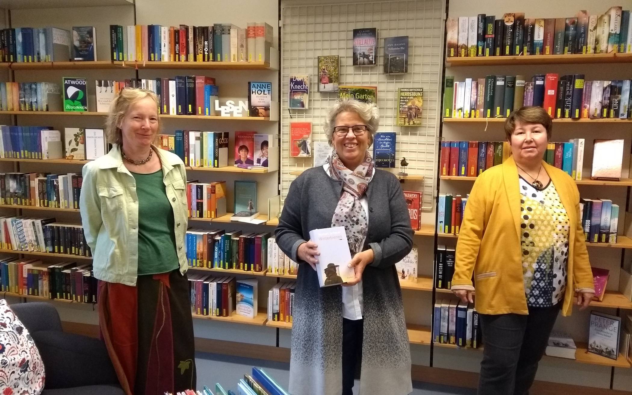  Leiterin Sabine Kamitz (M.) mit Kirsten Sönke (l.) und Mary Schmitz, zwei der insgesamt sechs ehrenamtlichen Helferinnen, freuen sich auf den Literaturgottesdienst. 