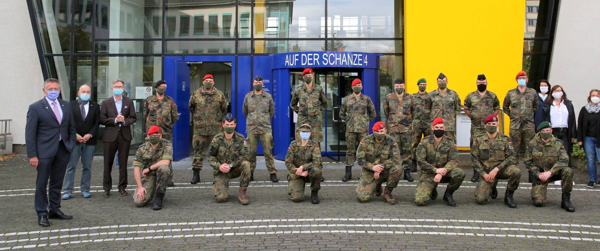  Landrat Hans-Jürgen Petrauschke (links) begrüßte die Soldaten, die im Kreisgesundheitsamt mithelfen. 