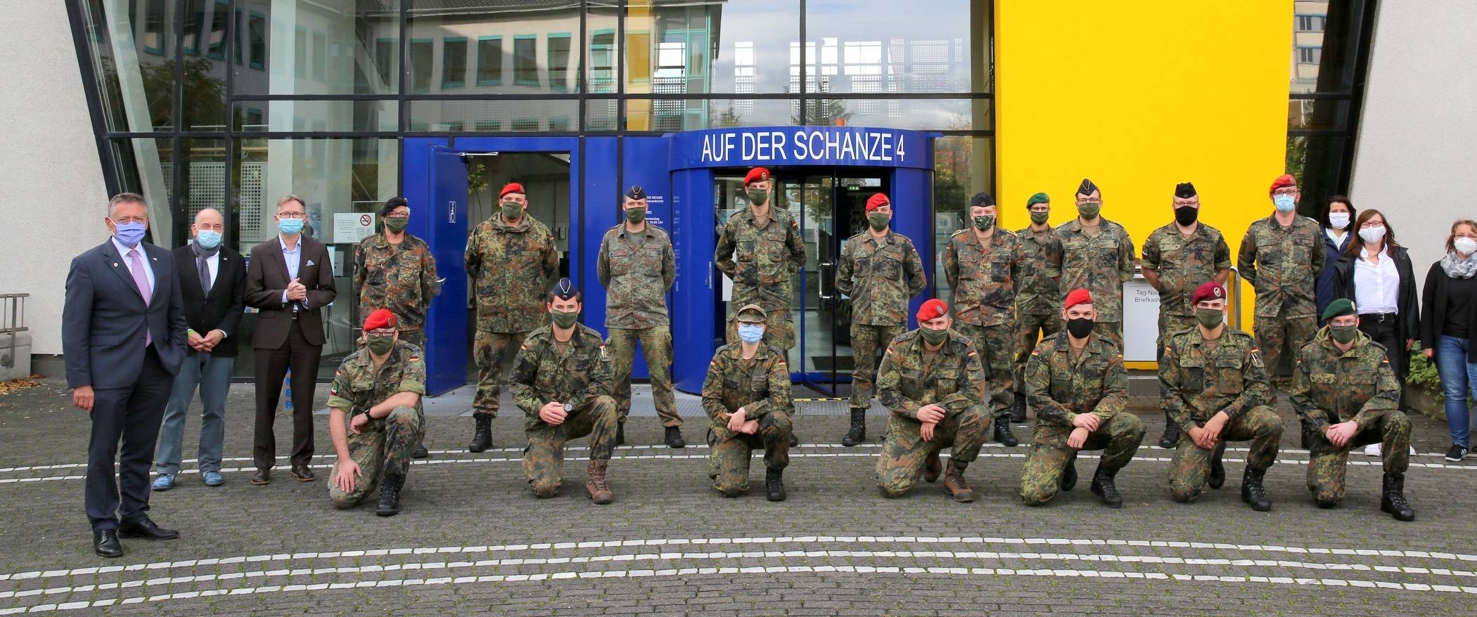 Landrat Hans-Jürgen Petrauschke begrüßte die Soldaten,