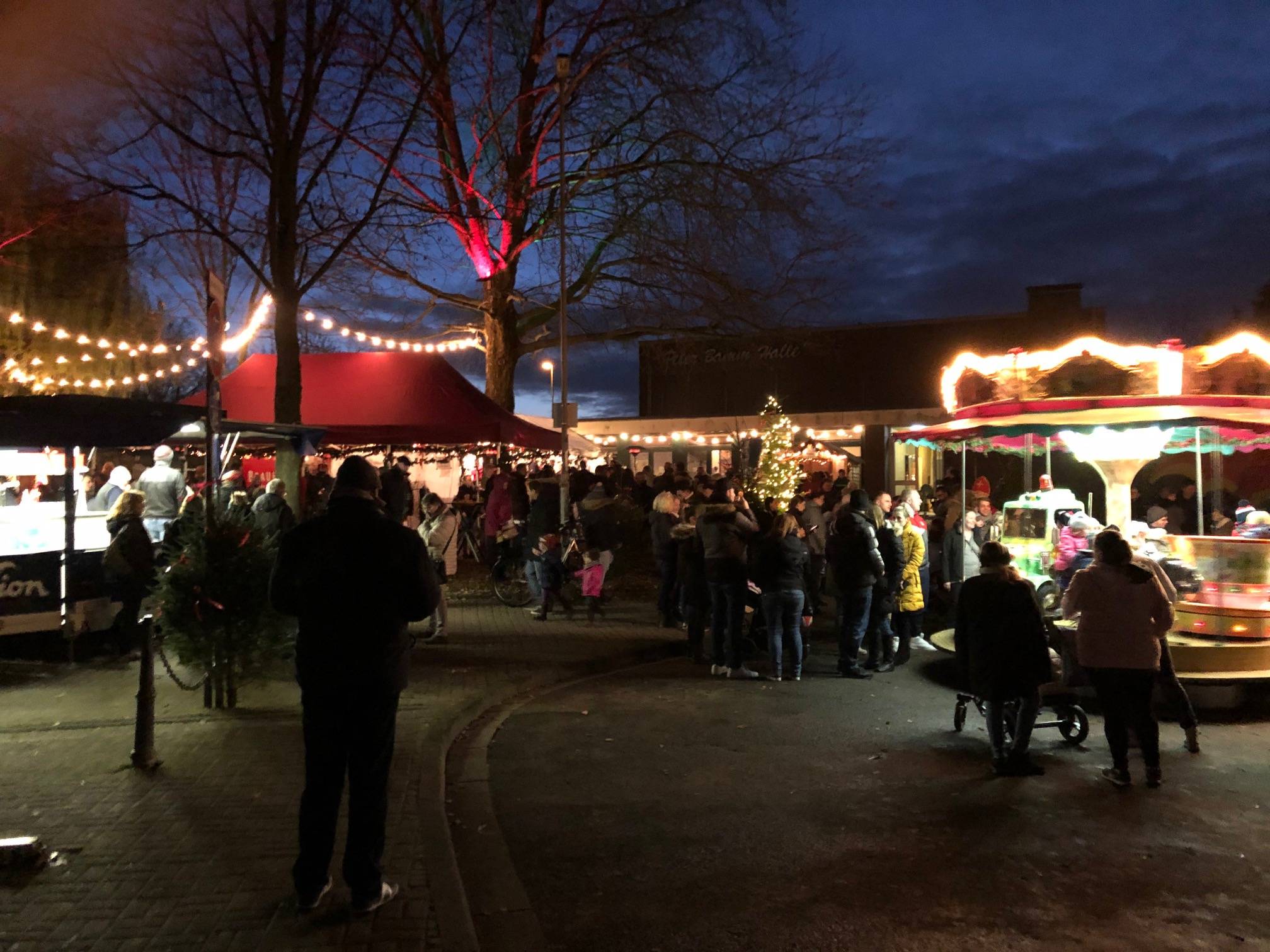  800 bis 1.000 Menschen finden sich Jahr für Jahr ein, um gemeinsam das Lichterfest zu genießen. 