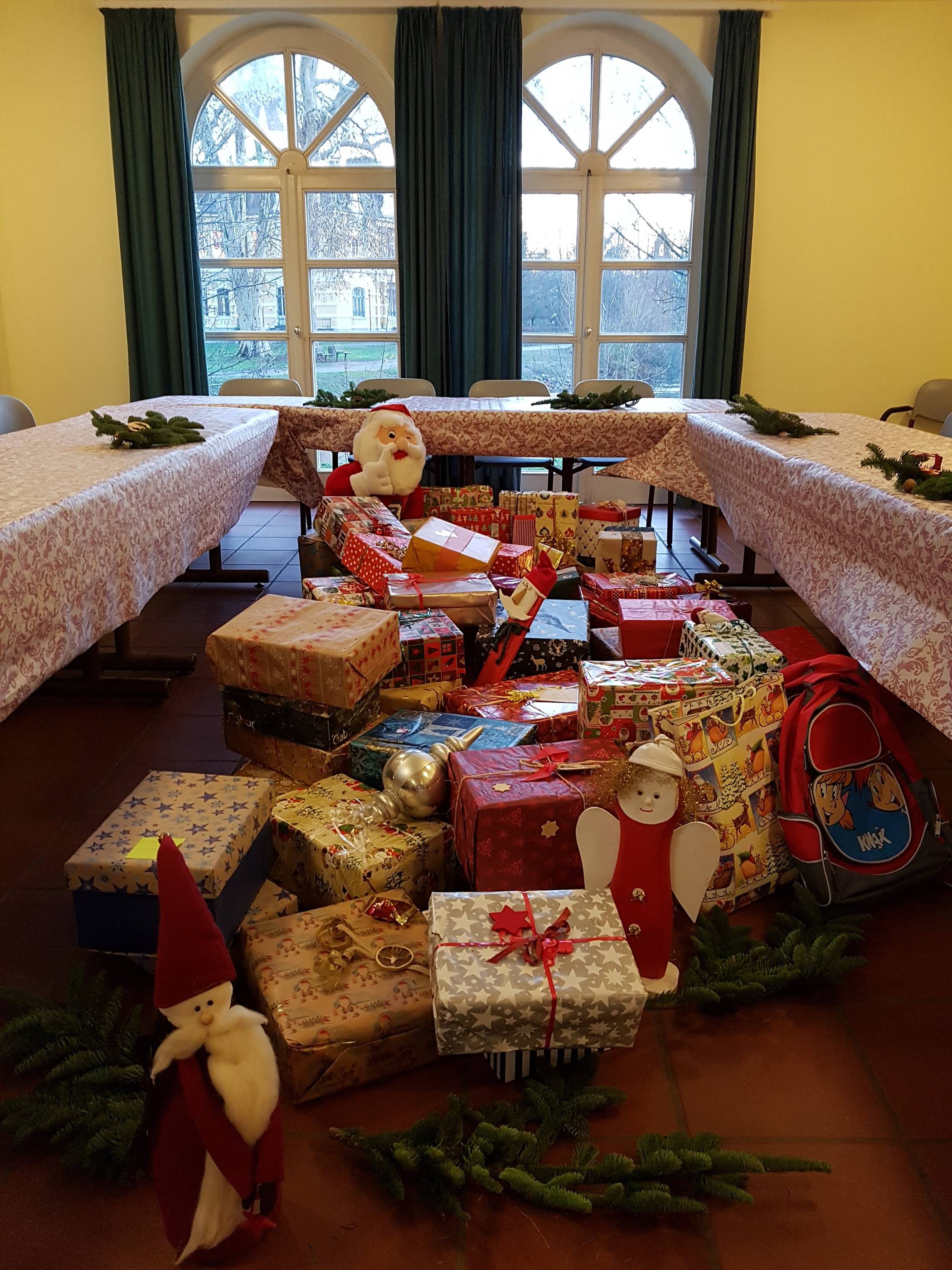  Im vergangenen Jahr gab es für jeden Teilnehmer beim Weihnachtsessen ein Geschenk. 