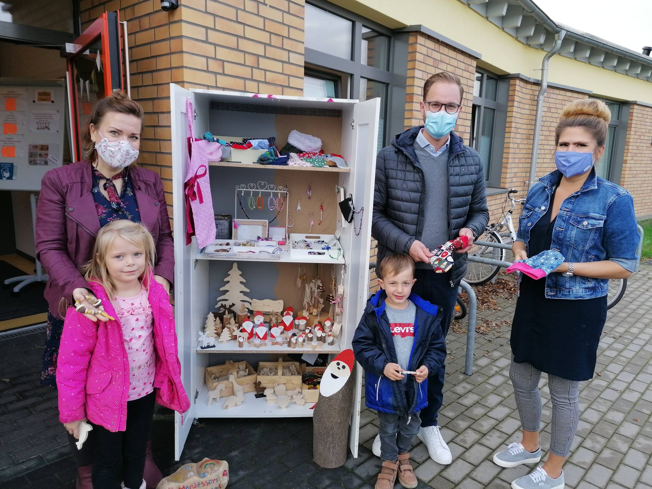  Maike und Marleen Rütten, Max und Christoph Ferch mit Johanna Holdt (von links nach rechts) vor dem Schrank am Kinderhaus. 