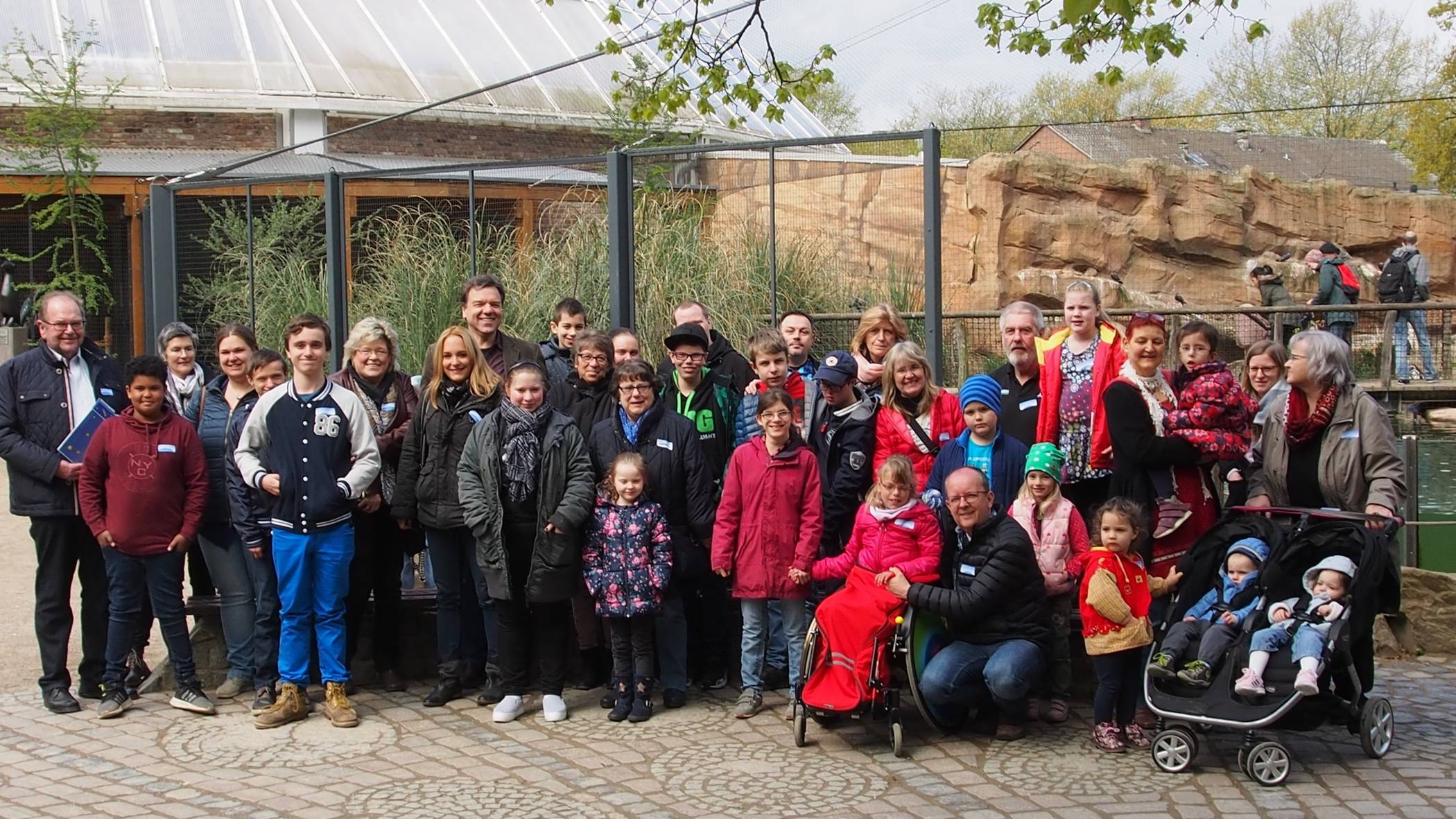  Strahlende Gesichter gibt es immer bei Groß und Klein, wenn die „Sternschnuppen“ gemeinsam den Zoo besuchen, weiß Charlotte Häke (7. von links). 
