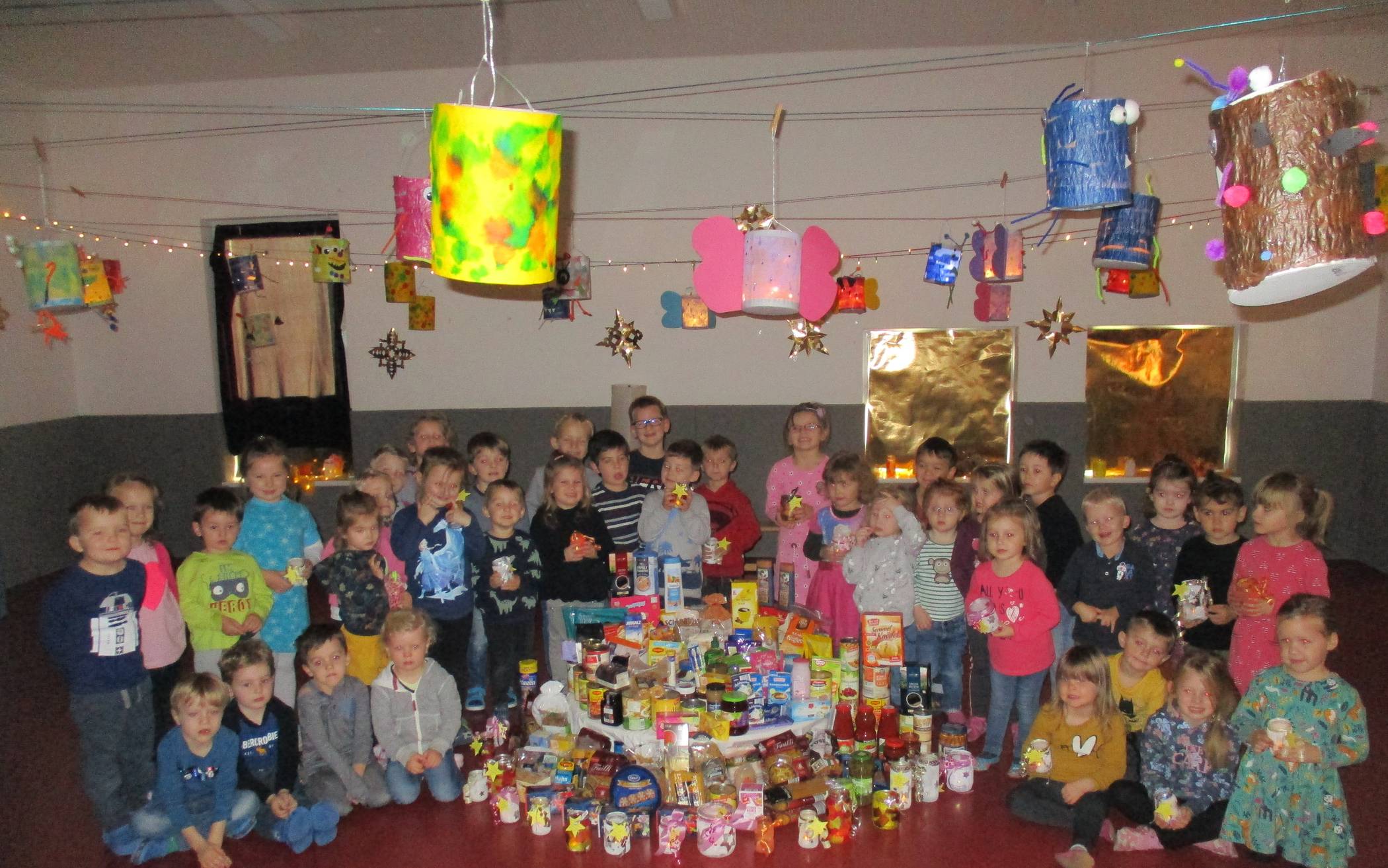  In der geschmückten Turnhalle sammelten die Kinder Lebensmittel und ihre selbst gebastelten Teelichter für den „Elsener Tisch“. 