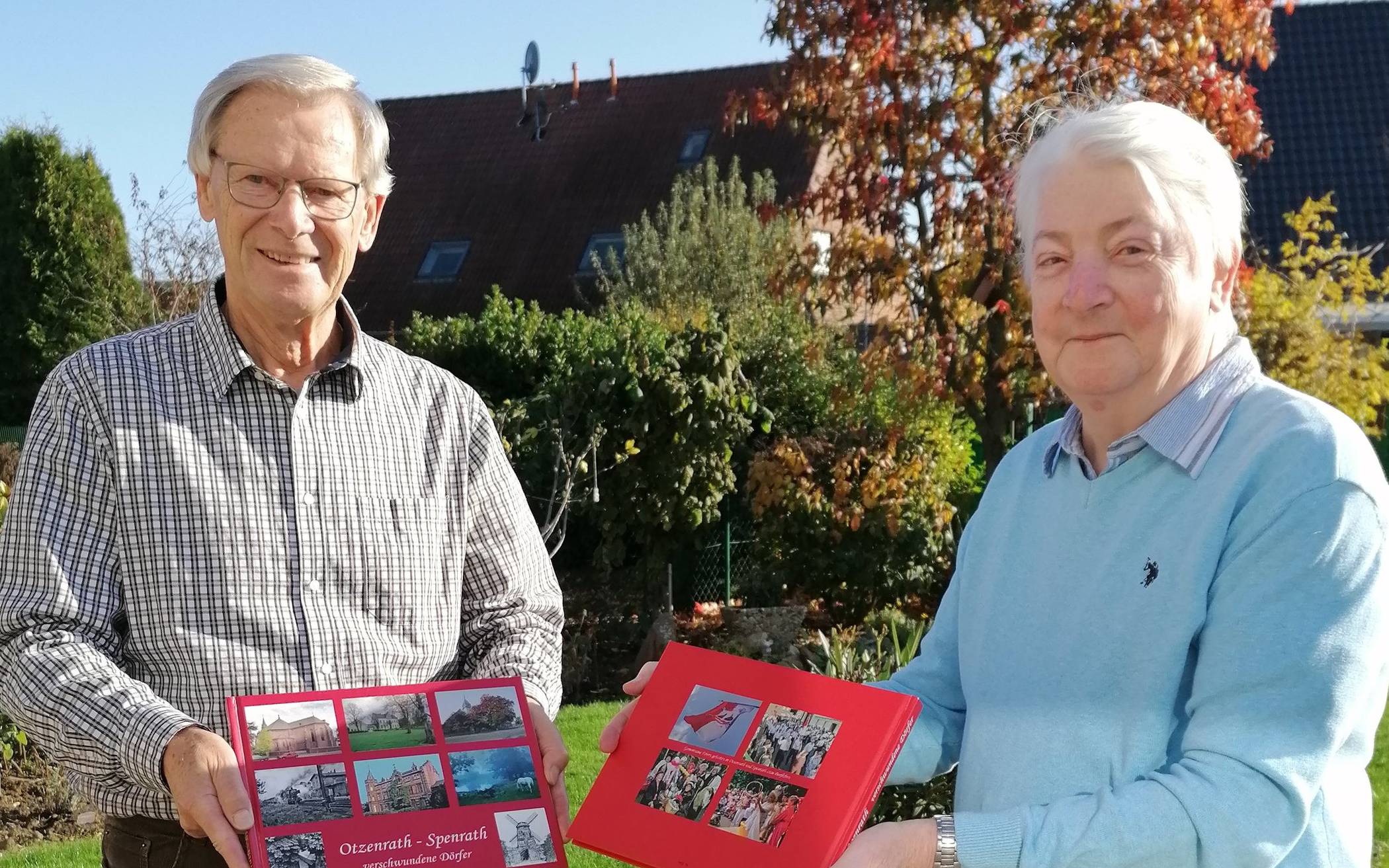  Gert Behr (links) und Konrad Eickels haben ein neues Buch über Alt-Otzenrath herausgegeben.  