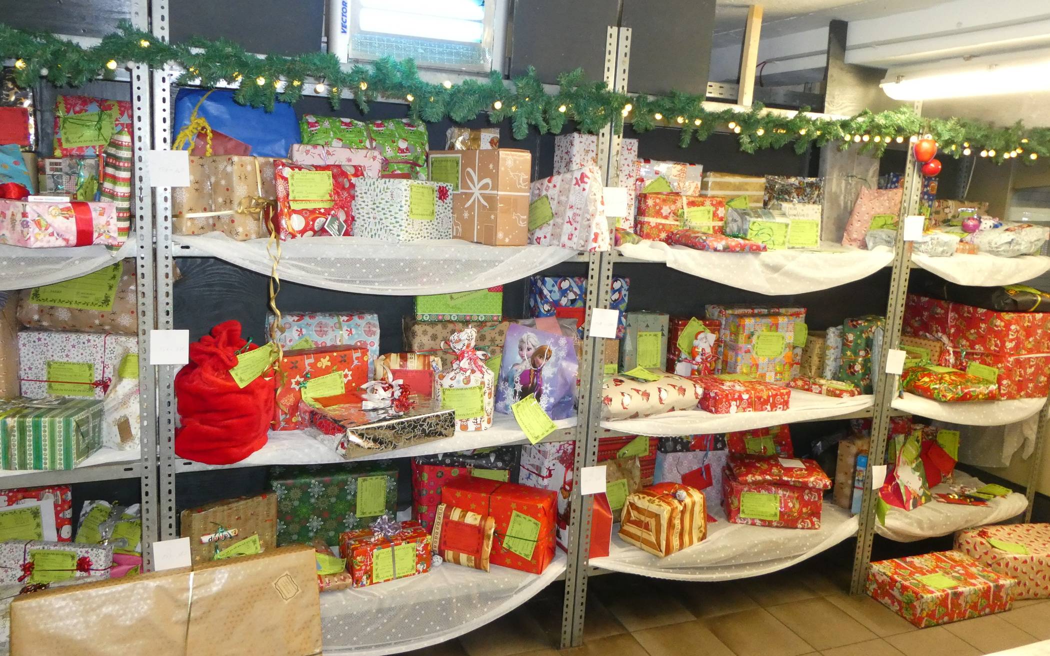  Wie schon im vergangenen Jahr werden viele bunte Weihnachtspäckchen an die Kinder verteilt. 