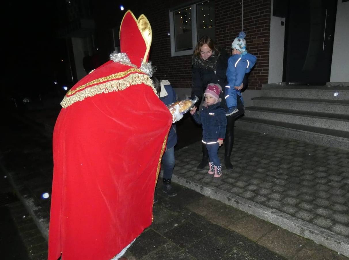 Einen Weckmann und eine Nikolaustüte hatte der Nikolaus für die Kinder dabei. Und für die Kleinsten hatte er auch immer ein offenes Ohr. 