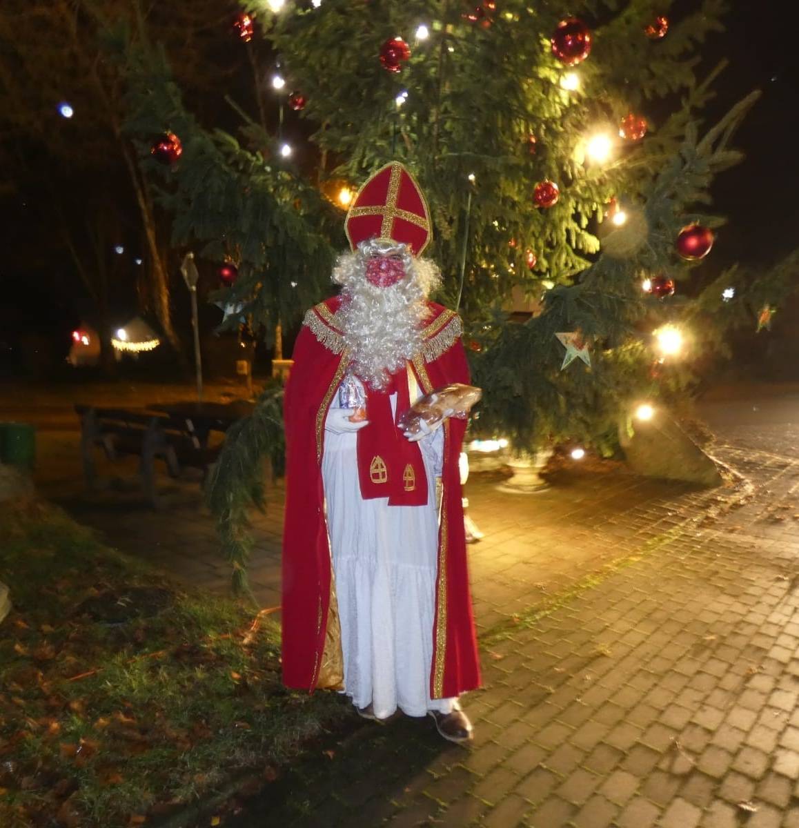      Der Nikolaus zog durch Vanikum – Corona-bedingt mit Mundschutz. 