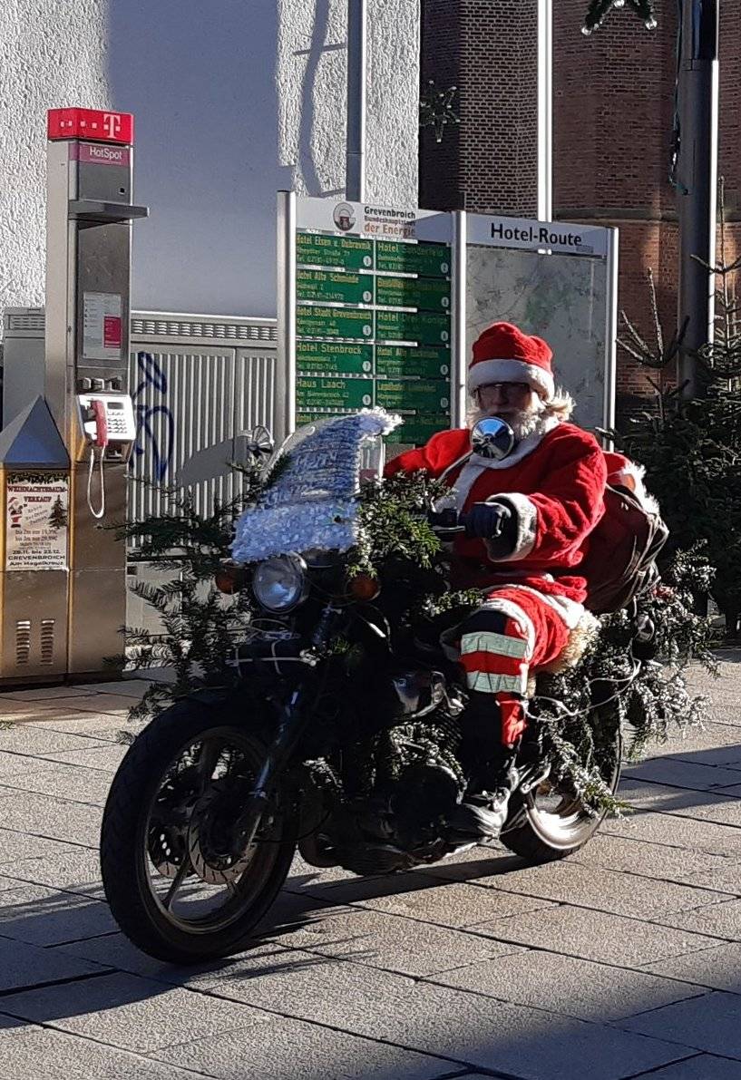  Jede Menge Nikoläuse mit toll geschmückten Motorrädern und Rollern drehten ihre Runden über den Marktplatz. 