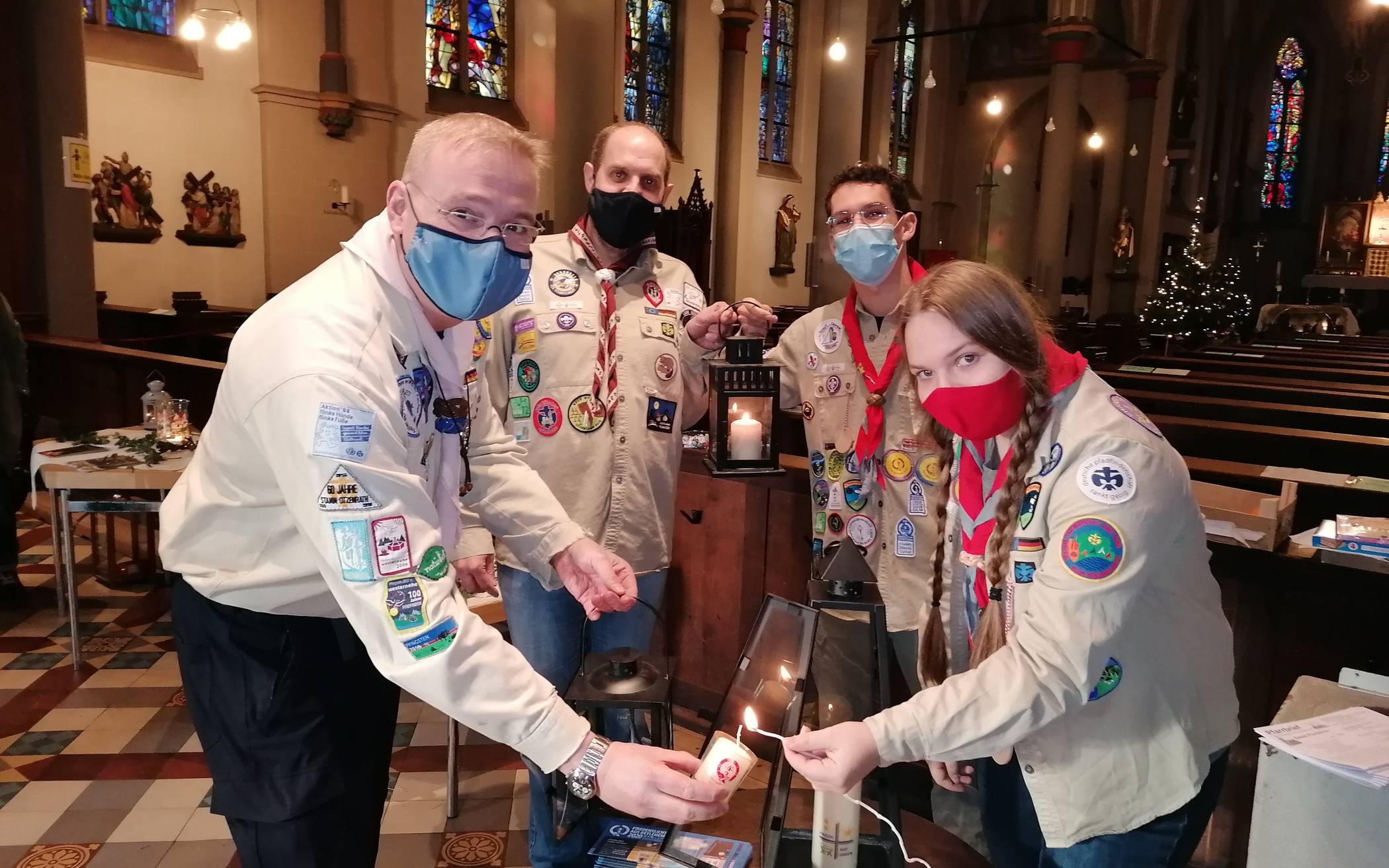  Thomas Fritsche, Stefan Sanders, Fynn Werner und Nele Strommenger (von links nach rechts) haben auch in diesem Jahr das Friedenslicht in die Gemeinde geholt. 