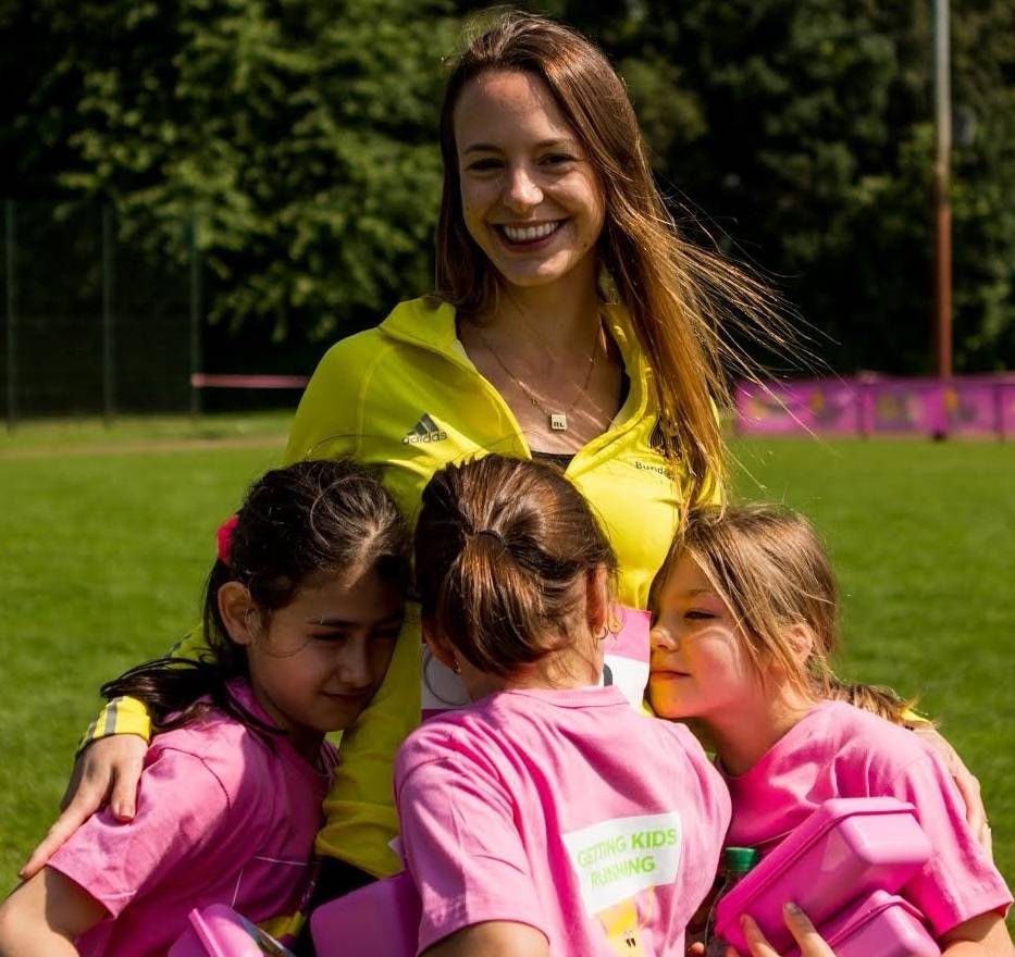  Anna Limbach im Kreise von jungen Teilnehmerinnen, die sichtlich viel Spaß hatten.  