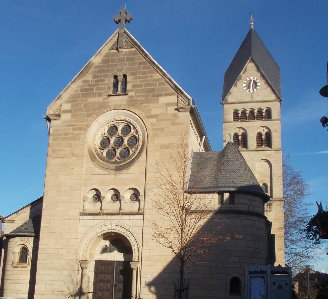  Dank der Initiative der Dorf-Gemeinschaft-Hülchrath wurde das Giebelkreuz auf dem vorderen Kirchengiebel der „St. Sebastianuskirche“ rekonstruiert. 