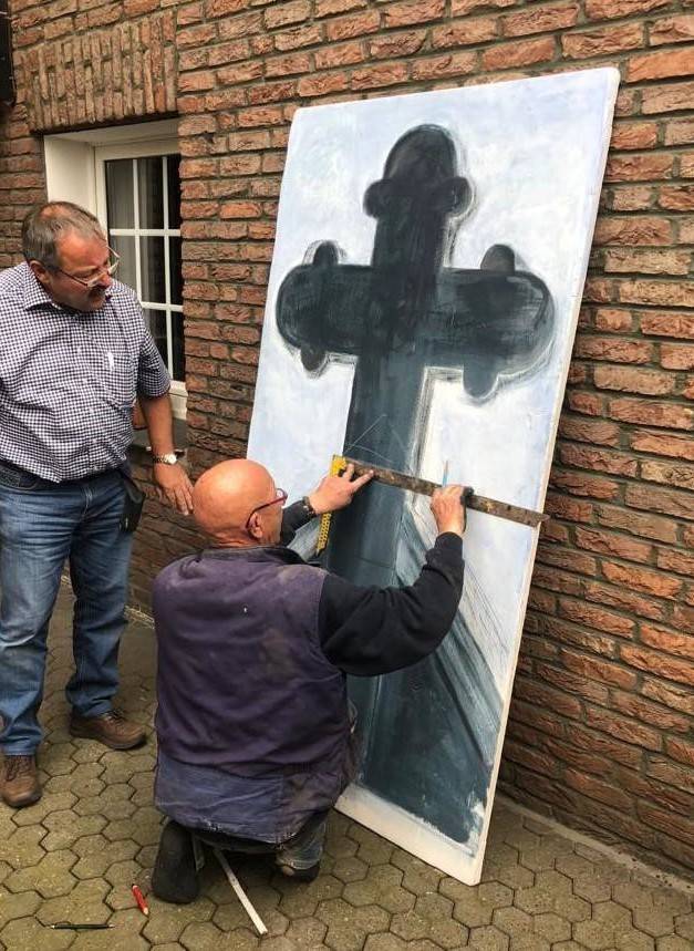  Nachdem der Steinmetz das Kreuz rekonstruierte, wurde es mit schwerem Gerät auf dem Giebel angebracht. 