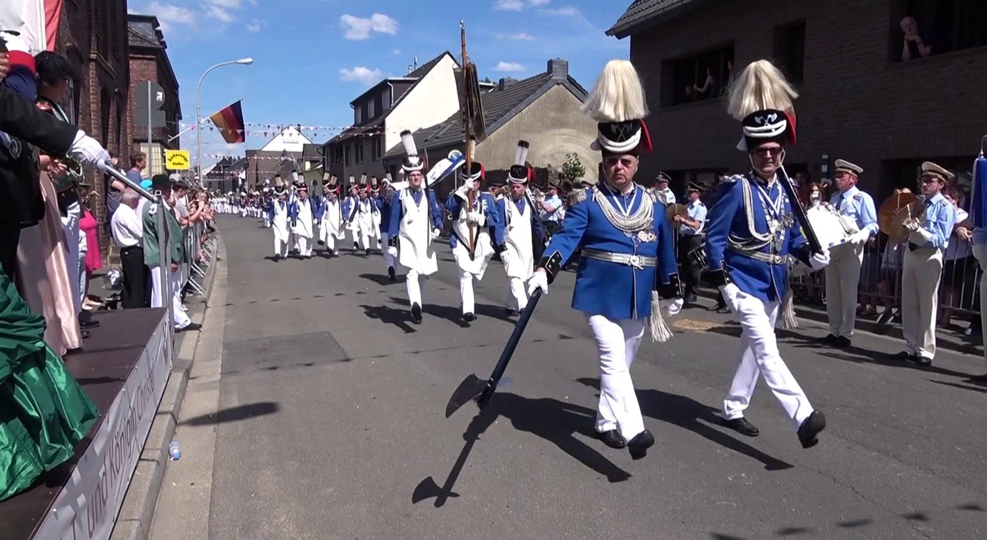  Wann können solche Szenen, wie bei der Parade in Kapellen, wieder begeistert verfolgt werden? 