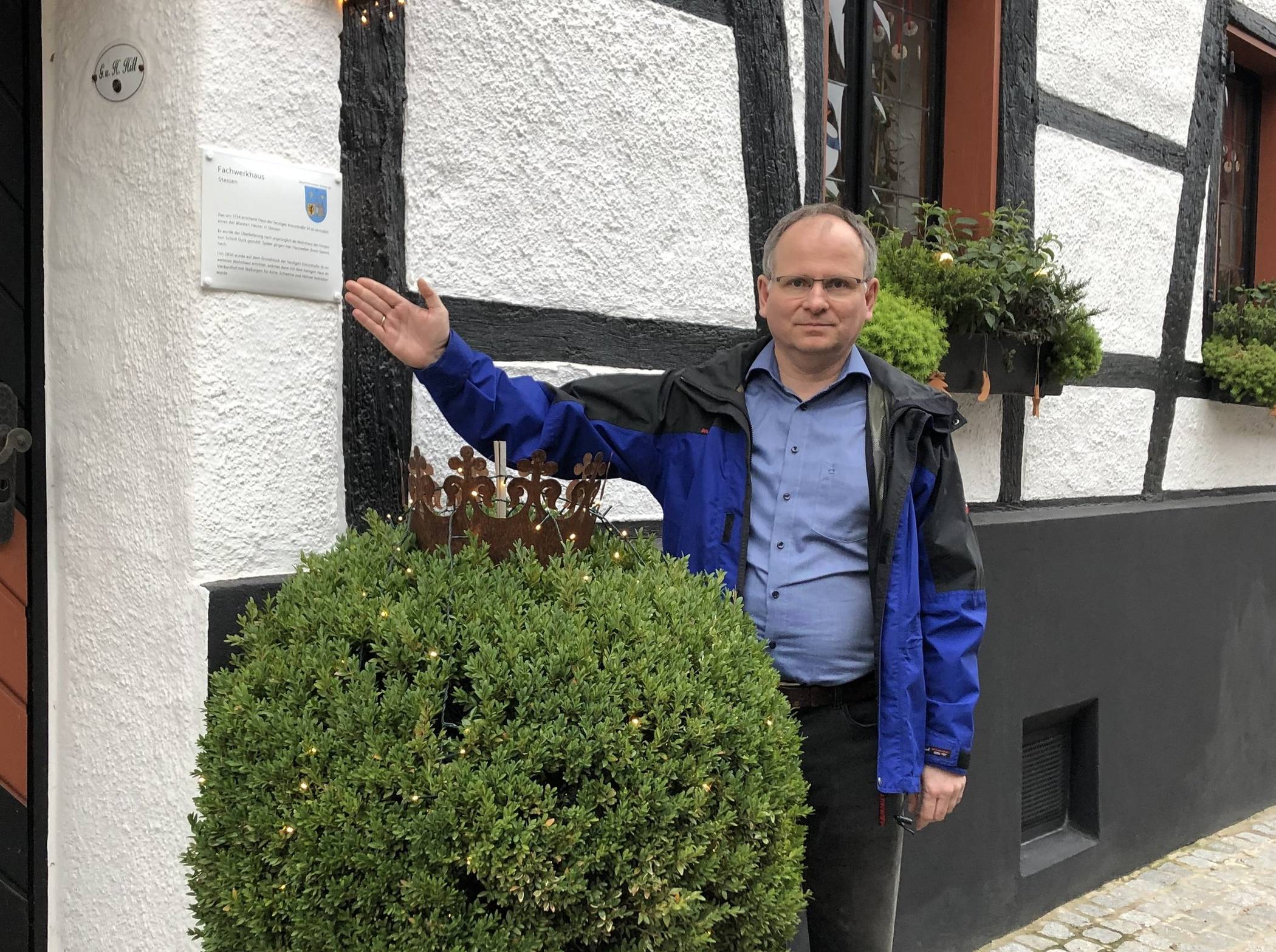  Michael Salmann vom Geschichtsverein hat das erste Schild vor Ort mit angebracht.  