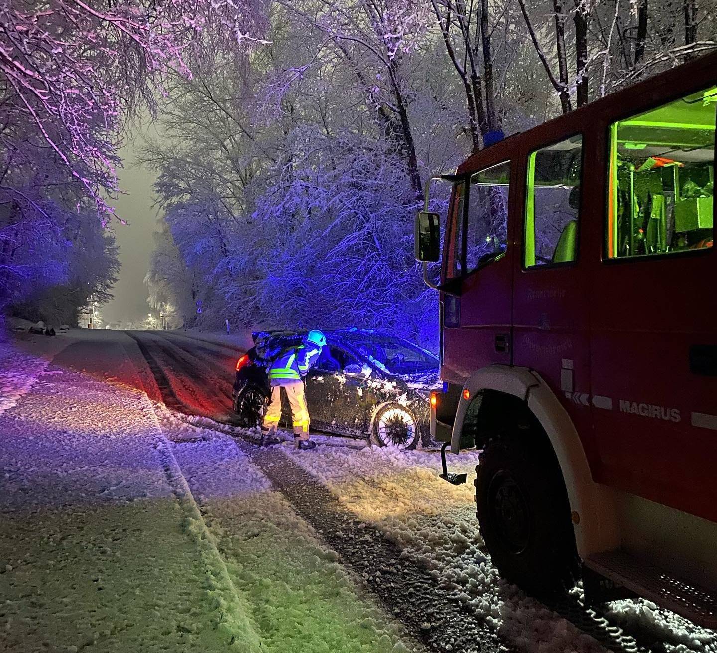  Einsatzkräfte der Feuerwehr Grevenbroich waren am Sonntagmorgen über Stunden im Einsatz, um die Folgen des starken Schneefalls in der Nacht zu beseitigen. 