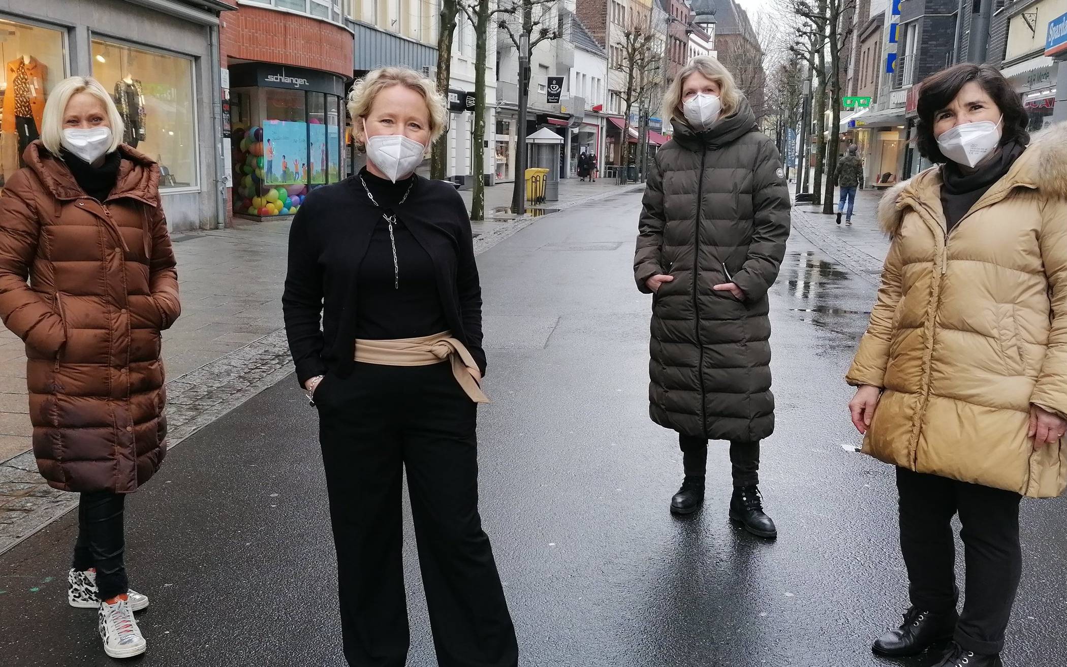  Anja Plöger, Nicole Schmidt-Chateau, Bärbel Andrees-Conrad und Petra Hölscher (von links nach rechts) wissen, dass der Zusammenhalt der Geschäftsinhaber gerade im Lockdown die Stärke der Innenstadt ist.  
