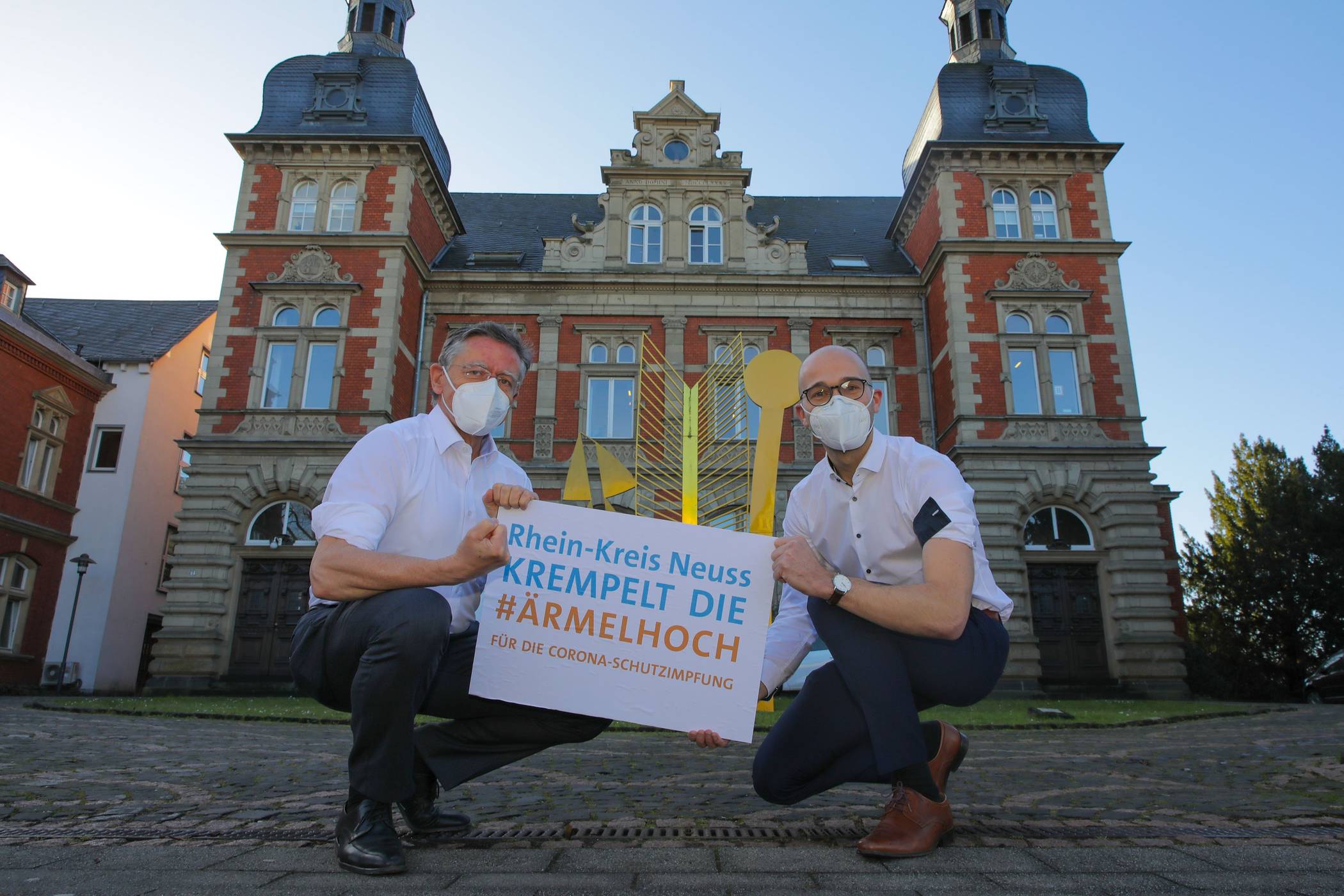  Landrat Hans-Jürgen Petrauschke (links) und Kreis-Pressesprecher Benjamin Josephs stellen die Impfkampagne „Rhein-Kreis Neuss krempelt die #ärmelhoch“ vor. 