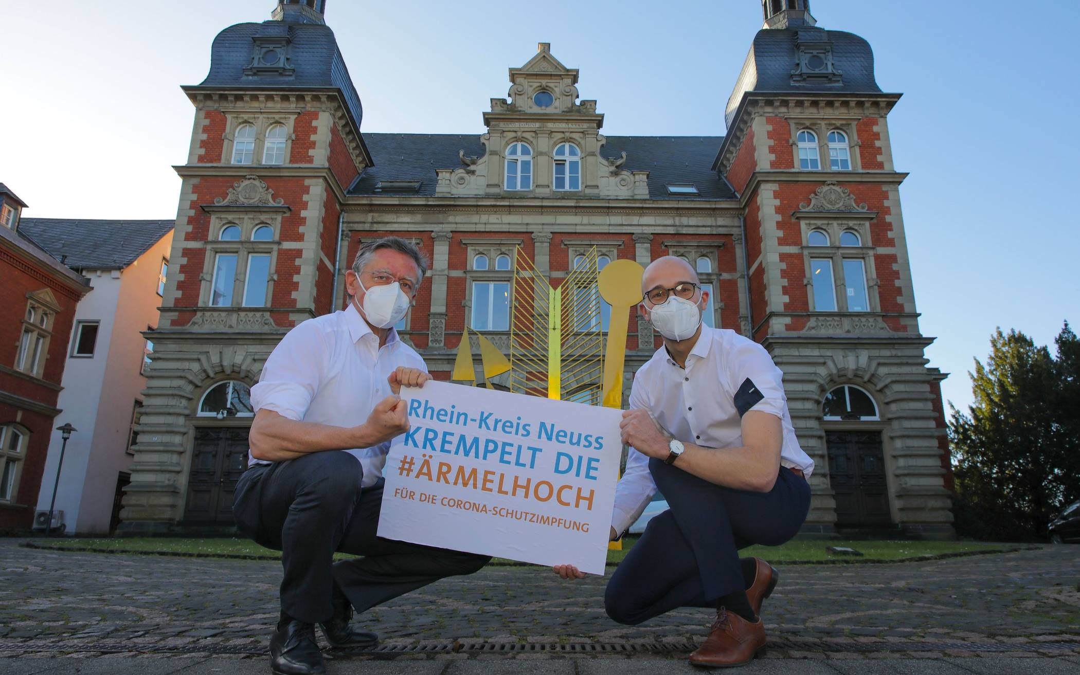  Landrat Hans-Jürgen Petrauschke (links) und Kreis-Pressesprecher Benjamin Josephs stellen die Impfkampagne „Rhein-Kreis Neuss krempelt die #ärmelhoch“ vor. 