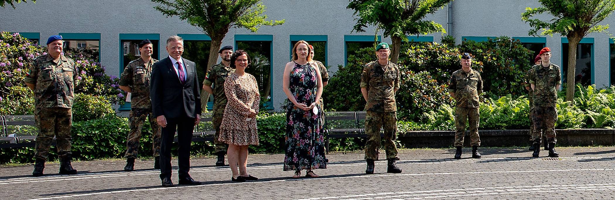  Abschied mit einer militärischen Zeremonie: Landrat Hans-Jürgen Petrauschke und Kreisgesundheitsamtsleiterin Barbara Albrecht dankten den Kräften der Bundeswehr für ihren Einsatz in der Kreisverwaltung. 