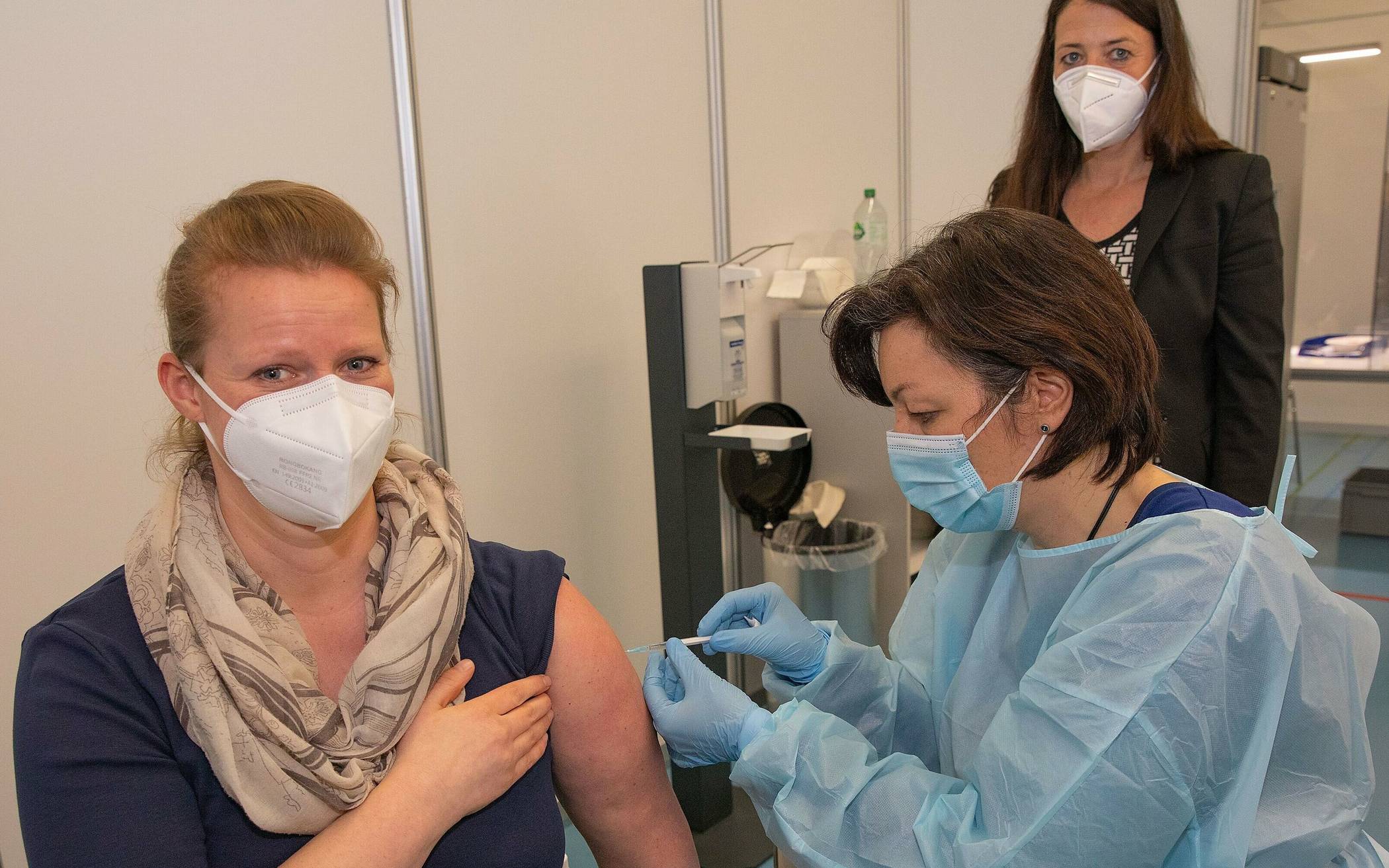  Lena Müller (links) wird im Impfzentrum des Rhein-Kreises gegen Corona geimpft. Im Hintergrund: Barbara Edelhagen, Organisatorische Leiterin des Impfzentrums. 