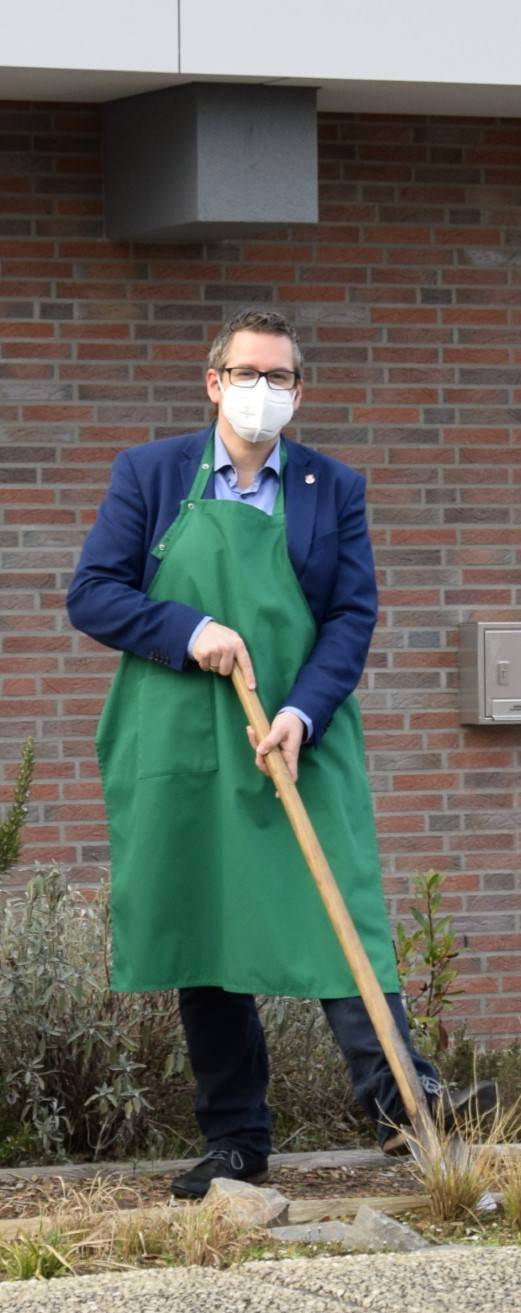  So haben Sie Bürgermeister Sascha Solbach noch nicht gesehen. Und es geht nicht um Karneval sondern um „Urban Gardening“.   Foto: S Bed  