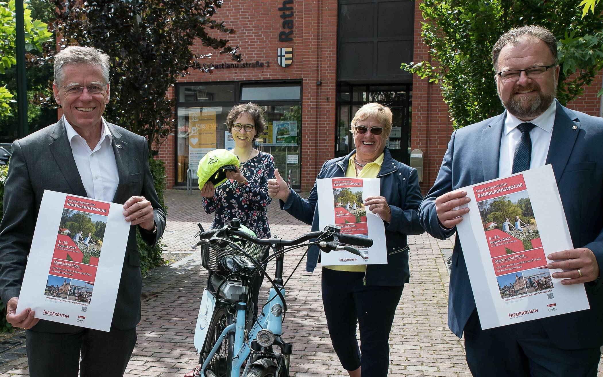  Werben für die Niederrheinische Raderlebniswoche (von links): Landrat Hans-Jürgen Petrauschke, Steffi Lorbeer, Jutta Danners und Korschenbroichs Bürgermeister Marc Venten. 