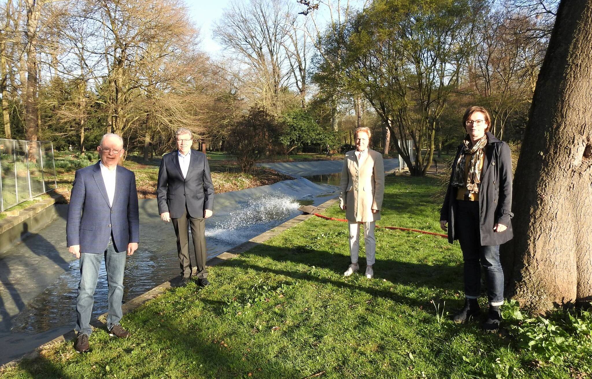  Bernhard Oberbach (Förderverein Stadtpark), Wilfried Wißdorf (SEG), Monika Stirken-Hohmann (SEG/SBG) und Andrea Istas (Stadtmarketing) (von links). 