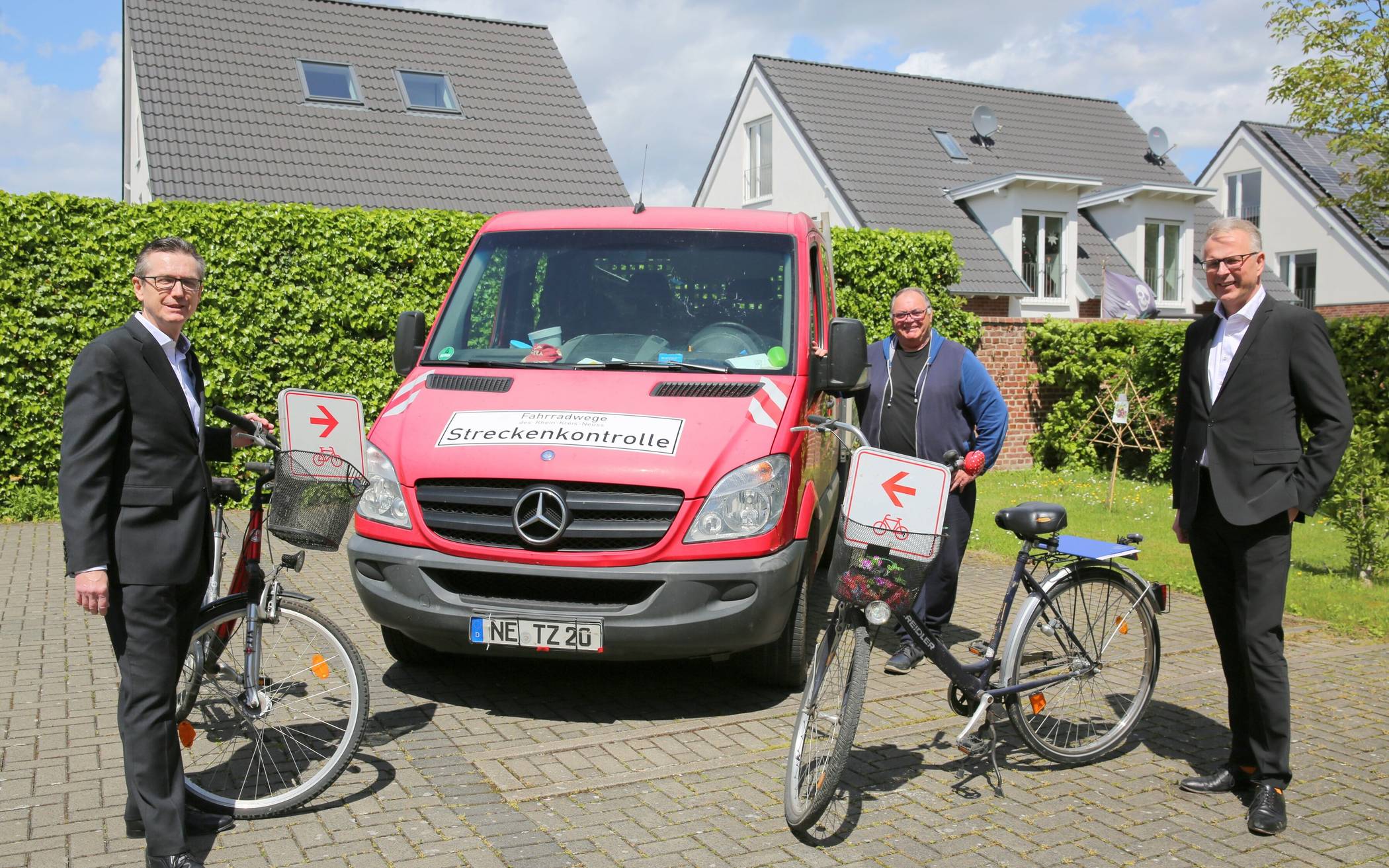  Kreisdirektor Dirk Brügge (rechts) mit TZG-Geschäftsführer Raimund Franzen (links) und Theo Oerdinger. 