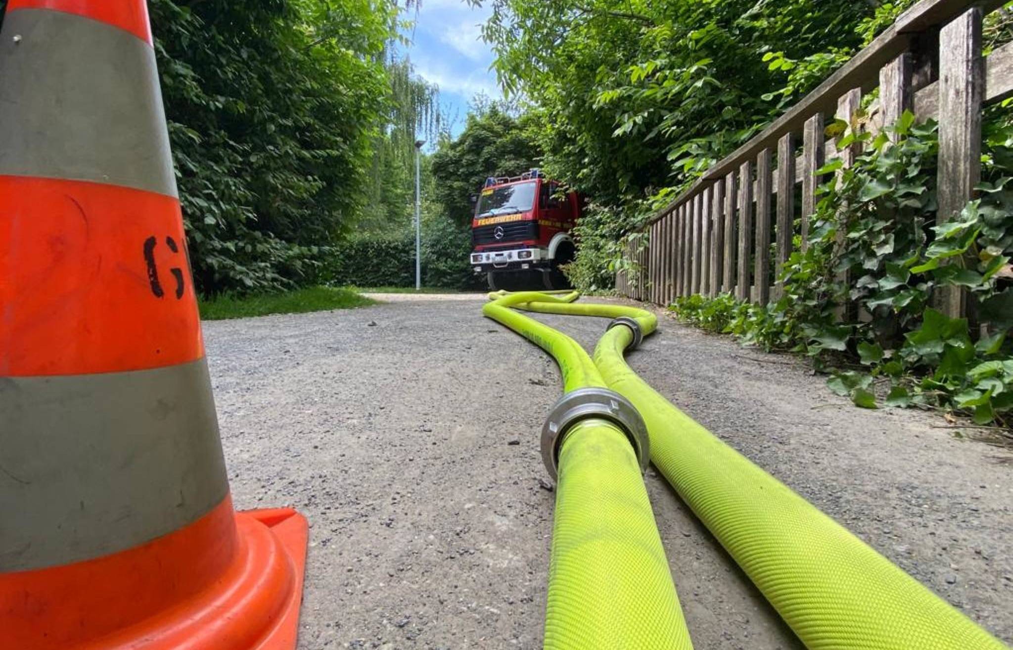  Einheiten der Wehr haben am Samstagnachmittag angesichts der wachsenden Wald- und Flächenbrandgefahr die Wasserentnahme und -versorgung aus offenen Gewässern geübt. 