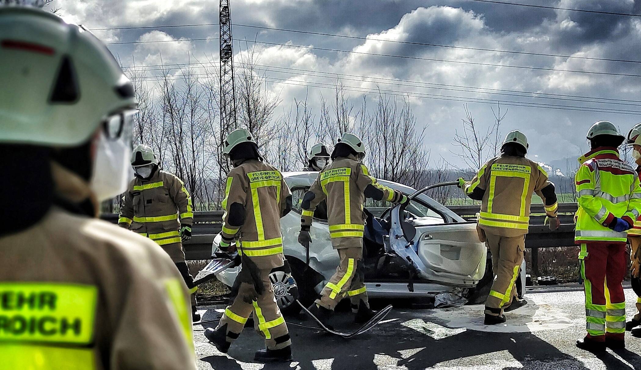  Zwei Verletzte gab es gestern bei einem Unfall zwischen Pkw und Lkw. 