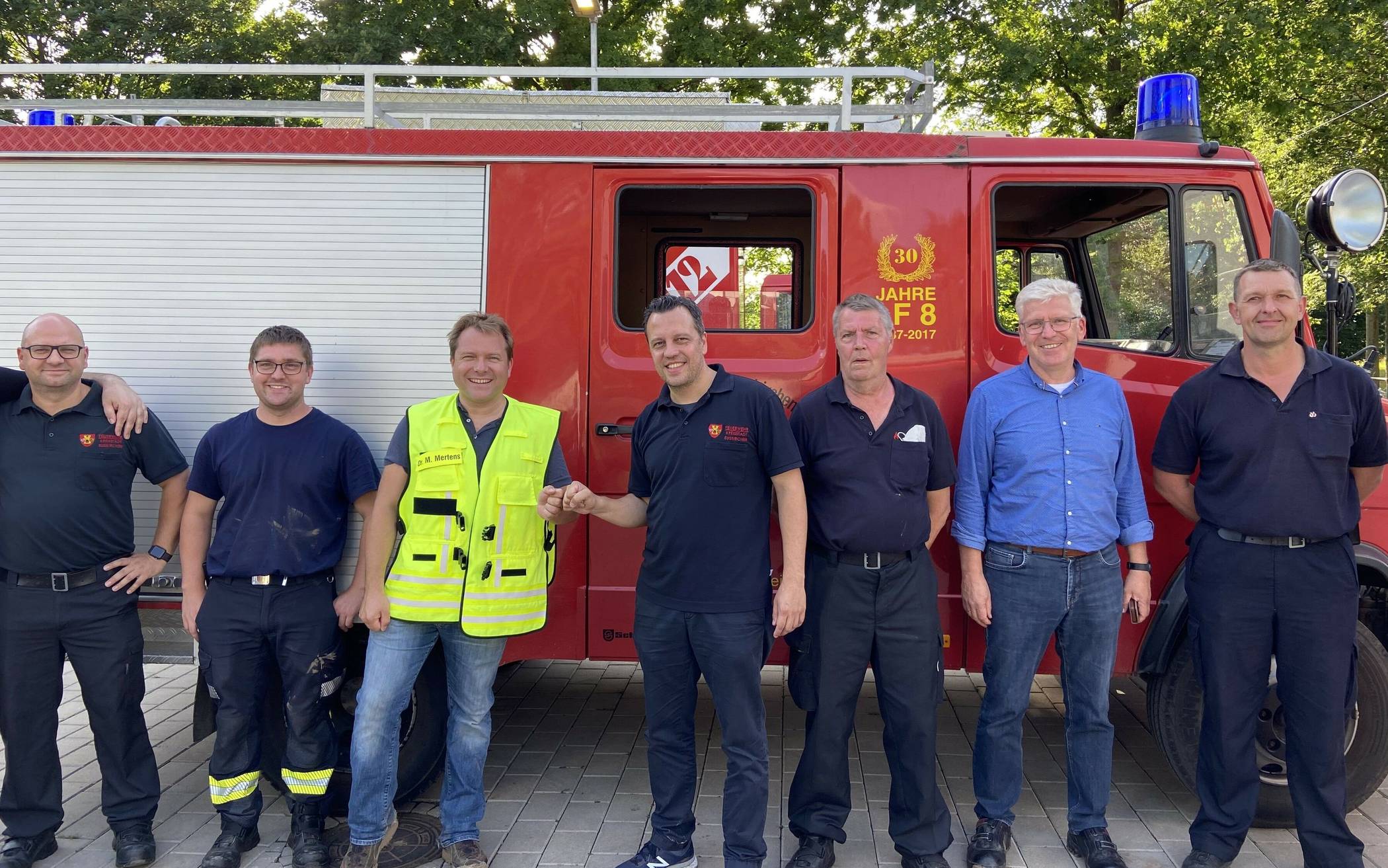  Bürgermeister Mertens entschied auch noch spontan vor Ort, dass mitgeführte Feuer-wehrauto aus Rommerskirchen der Feuerwehr in Euskirchen zu schenken. 
