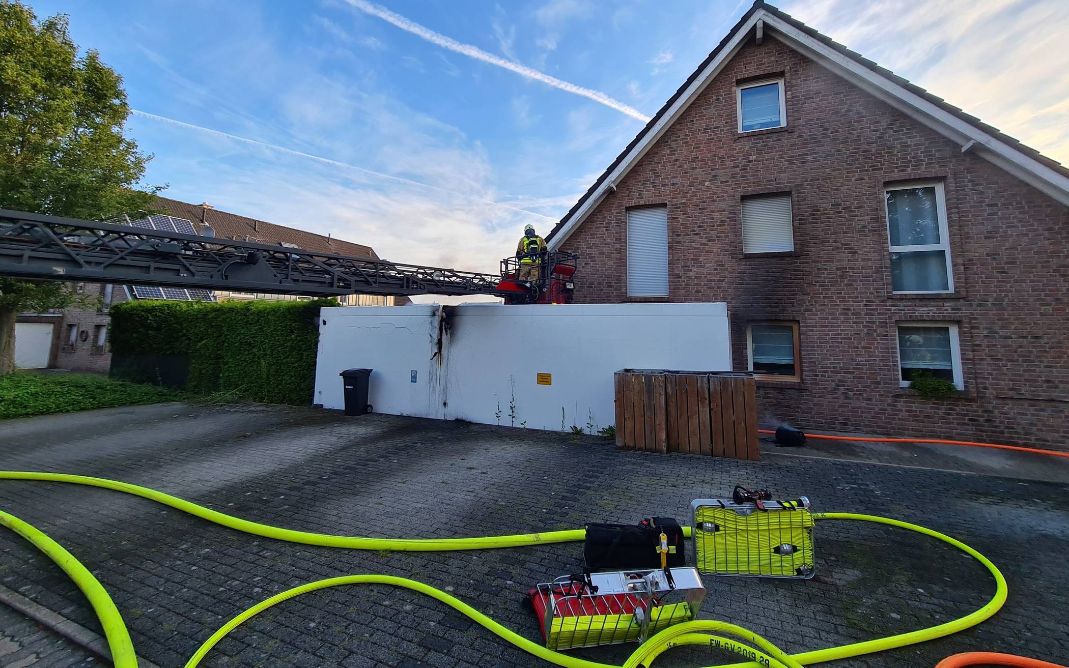  Die Feuerwehr kontrollierte das Dach des Hauses mit der Drehleiter. 