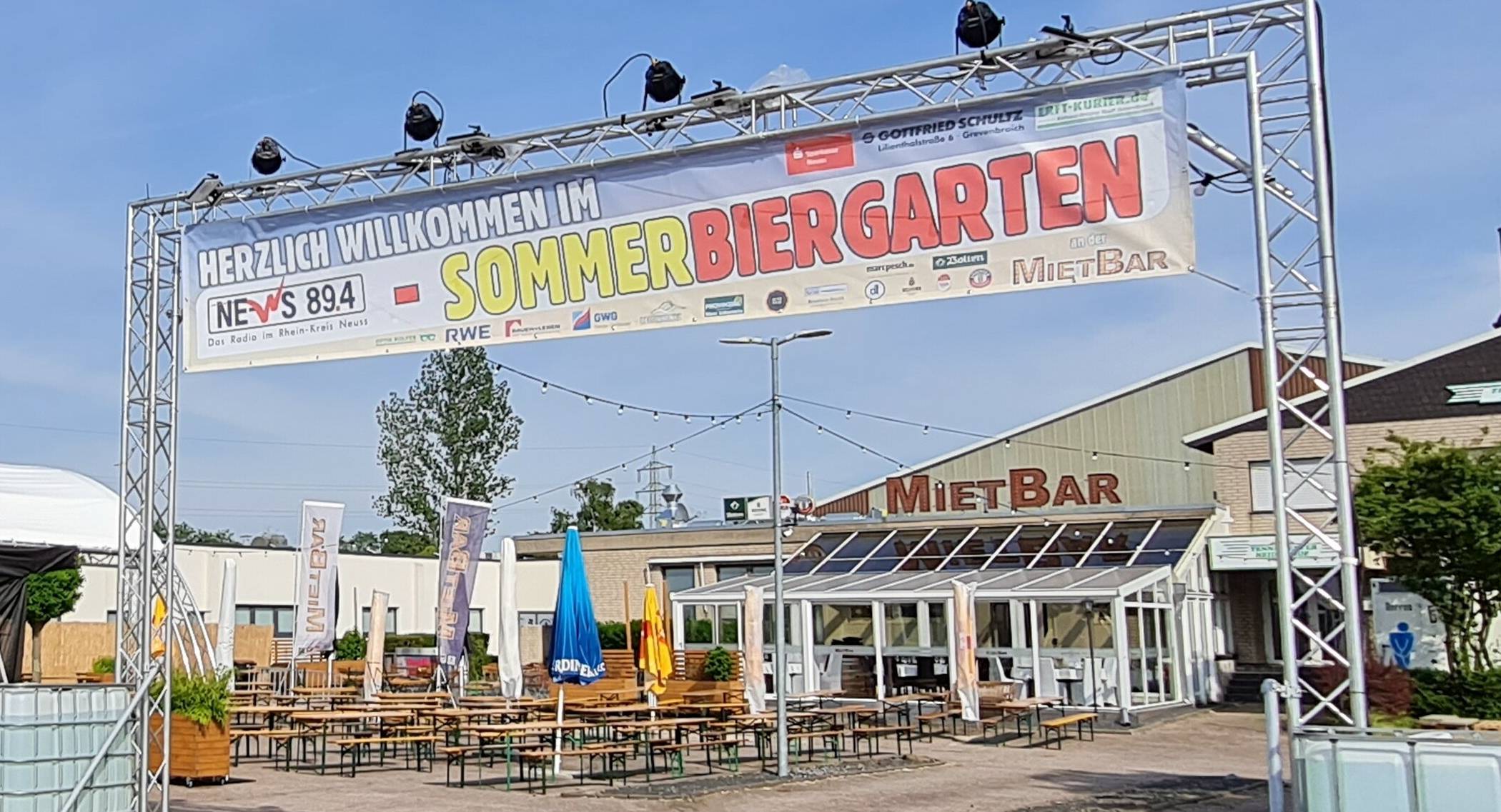  An der Lilienthalstraße kündigt das große Eingangstor bereits den Sommer-Biergarten an, auch die Bühne samt Überdachung steht schon. 