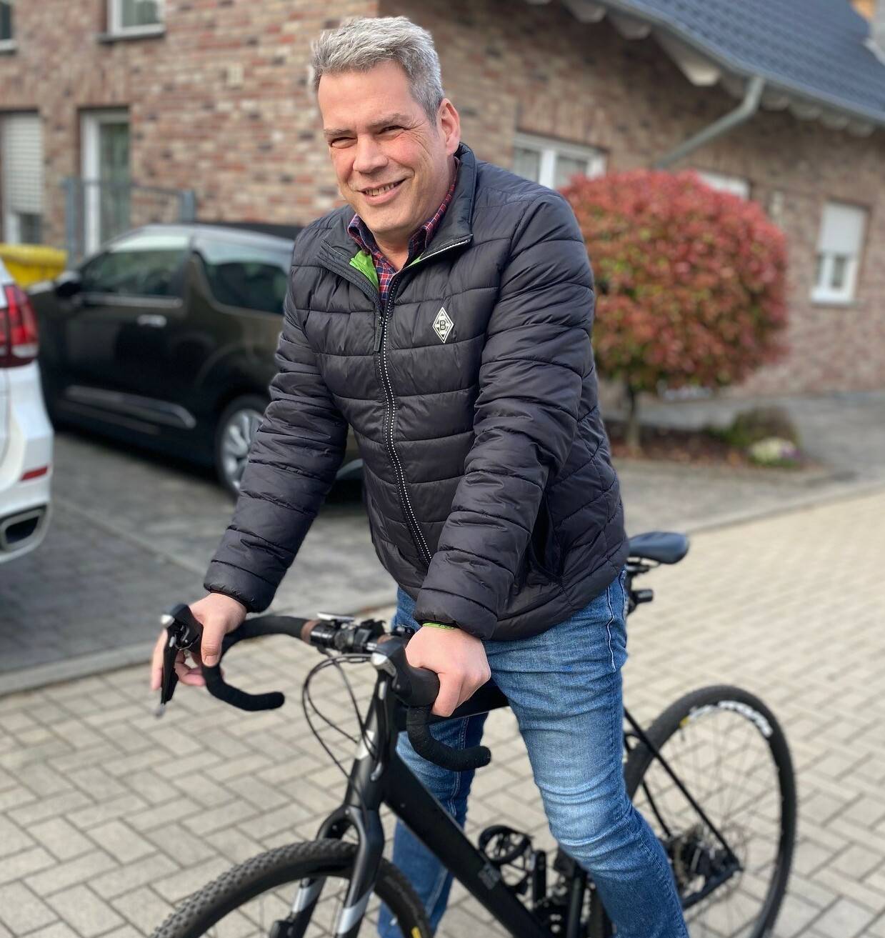  Bernd Thifessen motiviert stellvertretend für „Kids aktiv Hochneukirch“ die Bürger zum Fahrradfahren. 